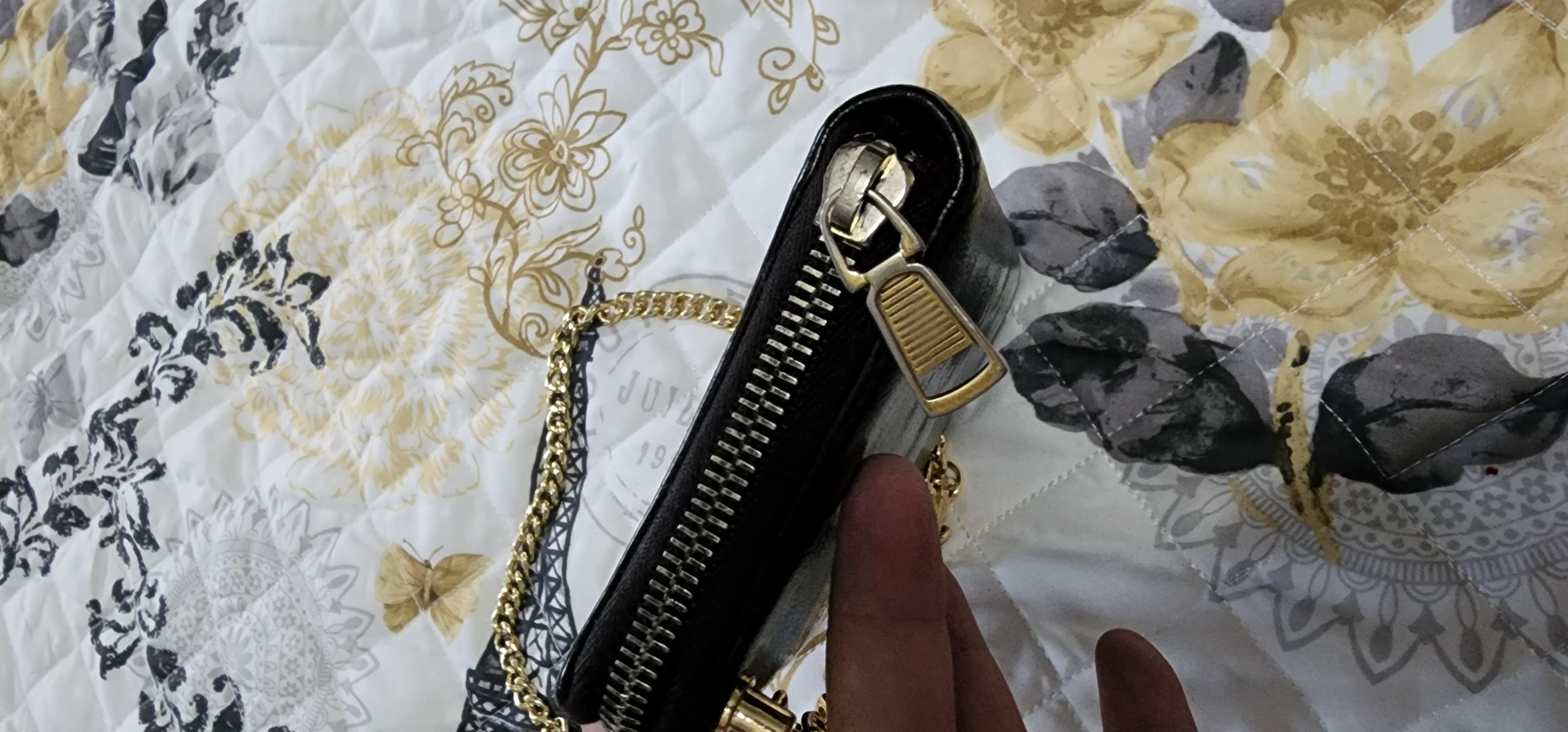 Yves Saint Laurent Yves Saint Laurent Patent Leather Zippy Wallet Crossbody Size ONE SIZE - 5 Thumbnail