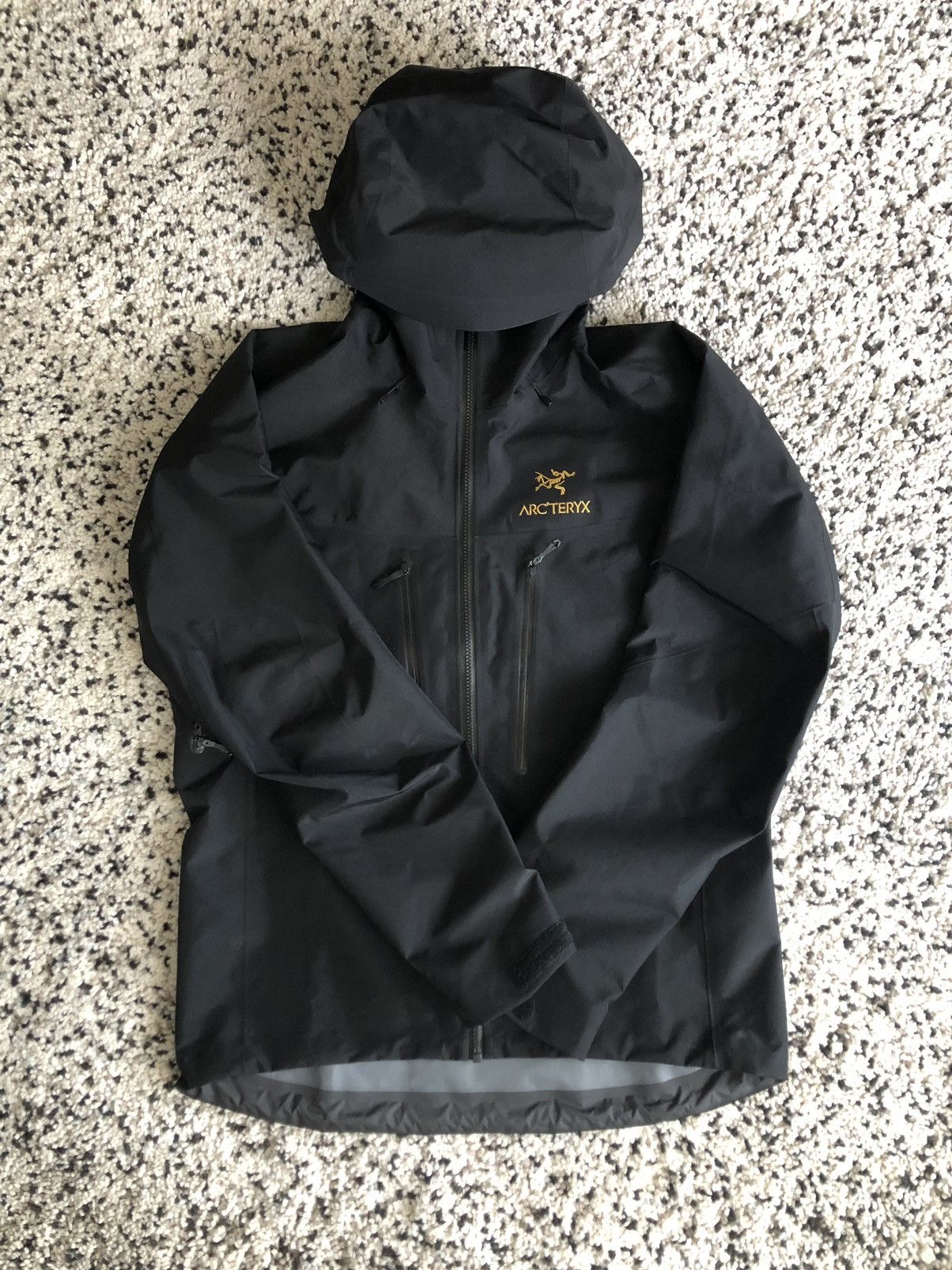 Arc'Teryx Arc'teryx Alpha SV Jacket in 24k Black | Grailed