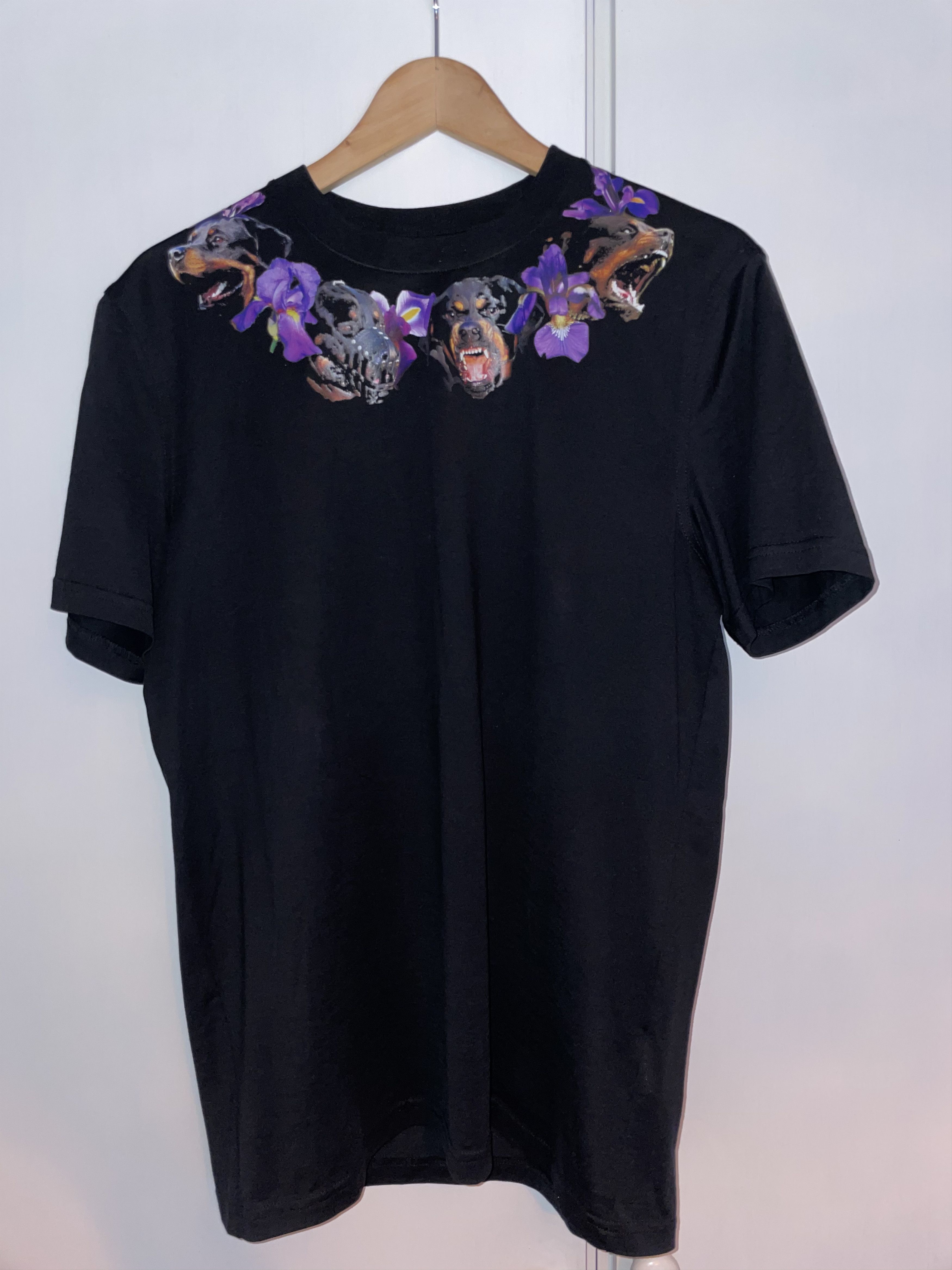新品!GIVENCHY■フラワースリーブTシャツ Flower Sleeve T-Shirt Givenchy // Floral Short Sleeve T-Shirt – VSP Consignment