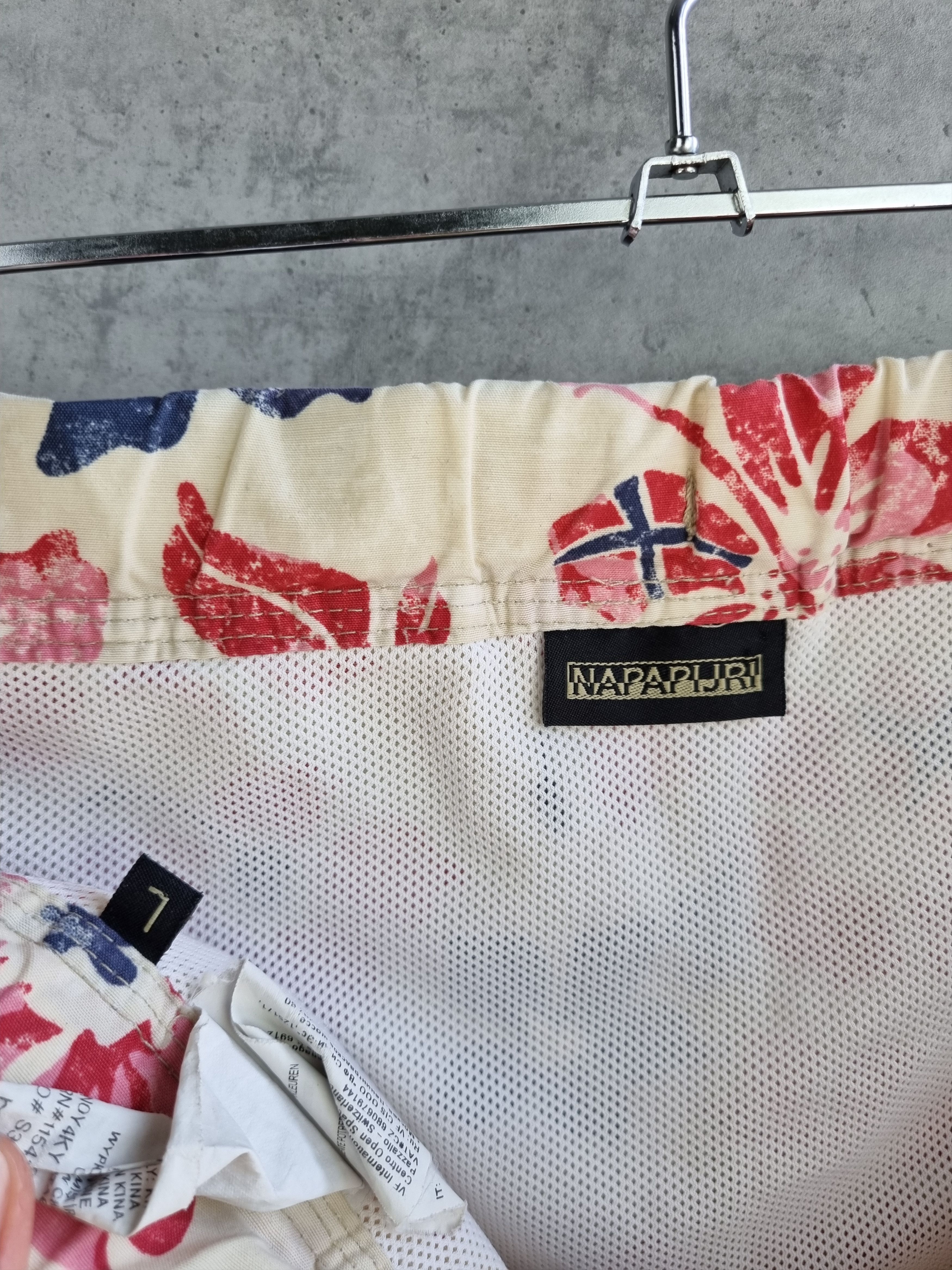 Napapijri Napapijri Hawaiian Floral Rare Print Shorts Size US 32 / EU 48 - 6 Thumbnail