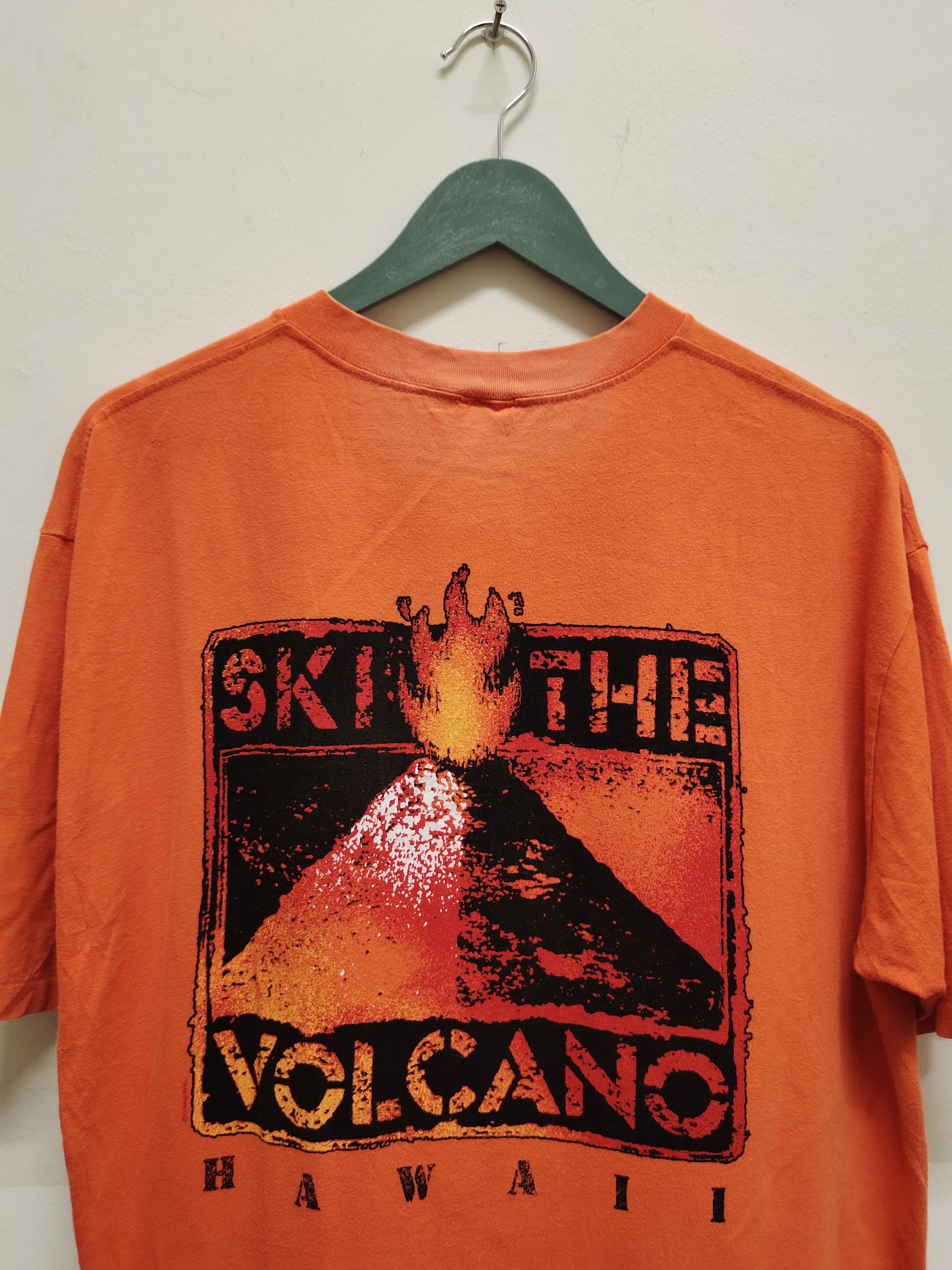 Vintage Vintage 90s Crazy Shirt Ski The Volcano Hawaii T-Shirt Size US L / EU 52-54 / 3 - 4 Thumbnail