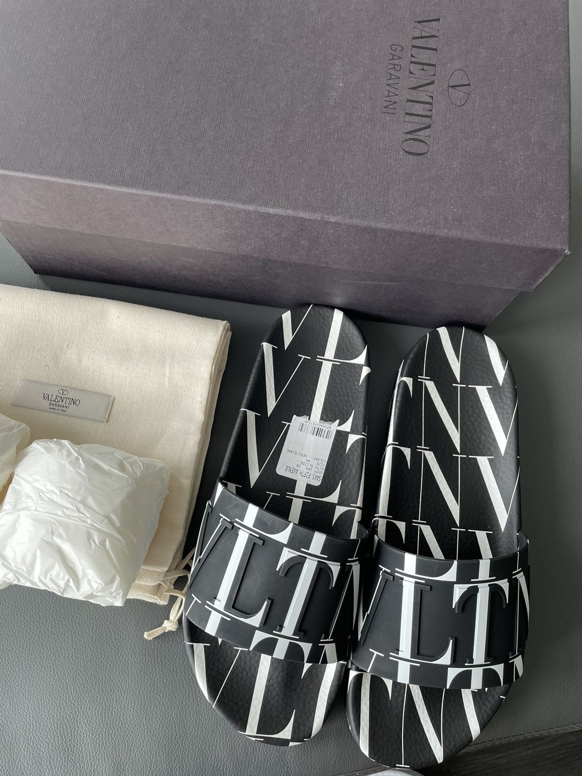 Valentino Rare Limited Edition Brand New VLTN Logo Slipper Slides Size US 10.5 / EU 43-44 - 2 Thumbnail