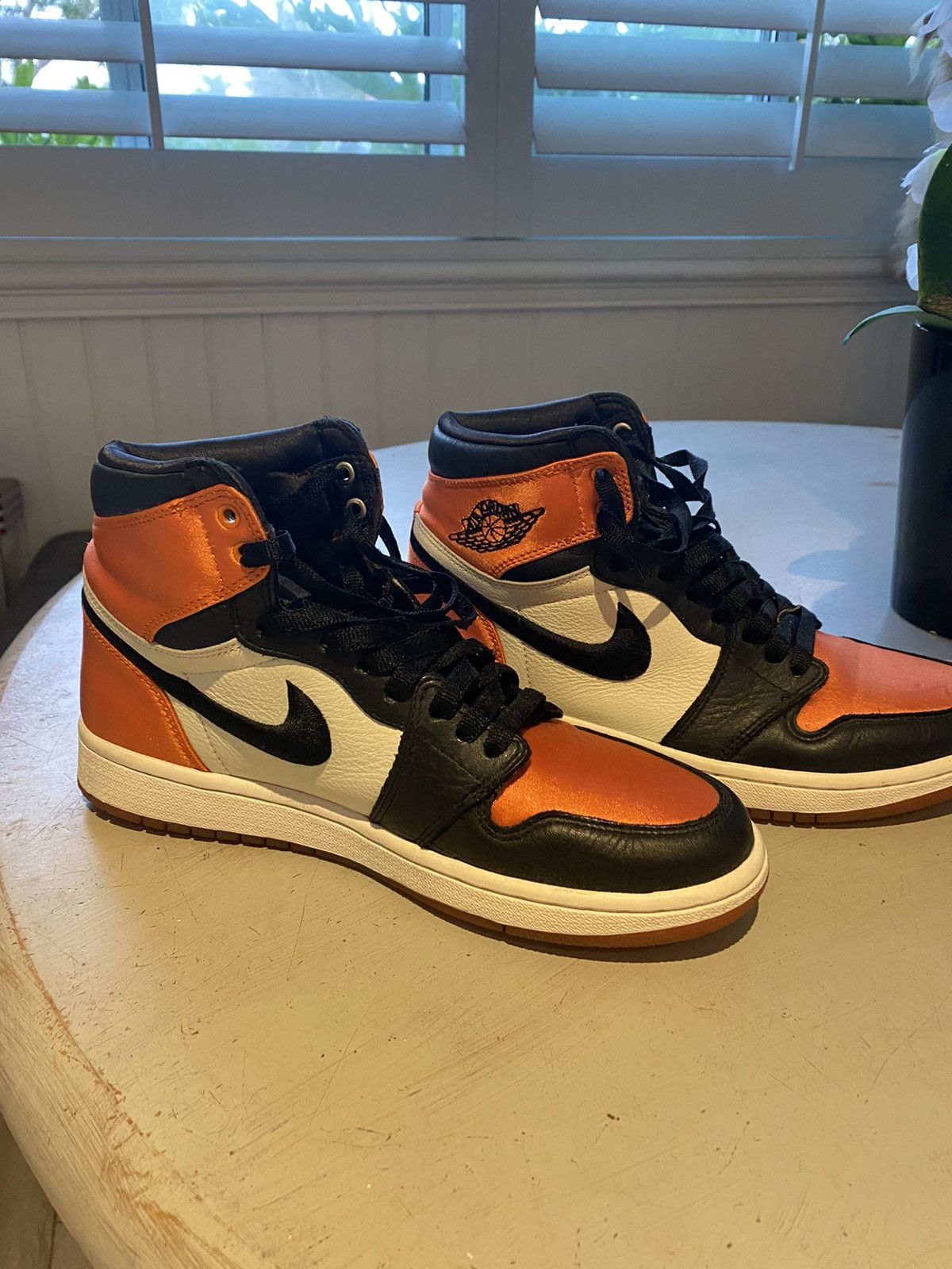 Air Jordan Retro High OG Satin Shattered Backbord - Main Image