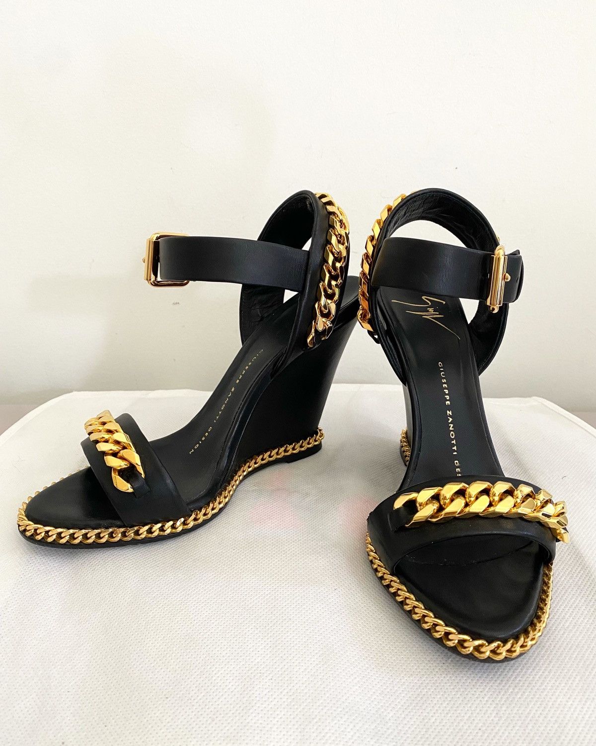 Leather wedge with chain