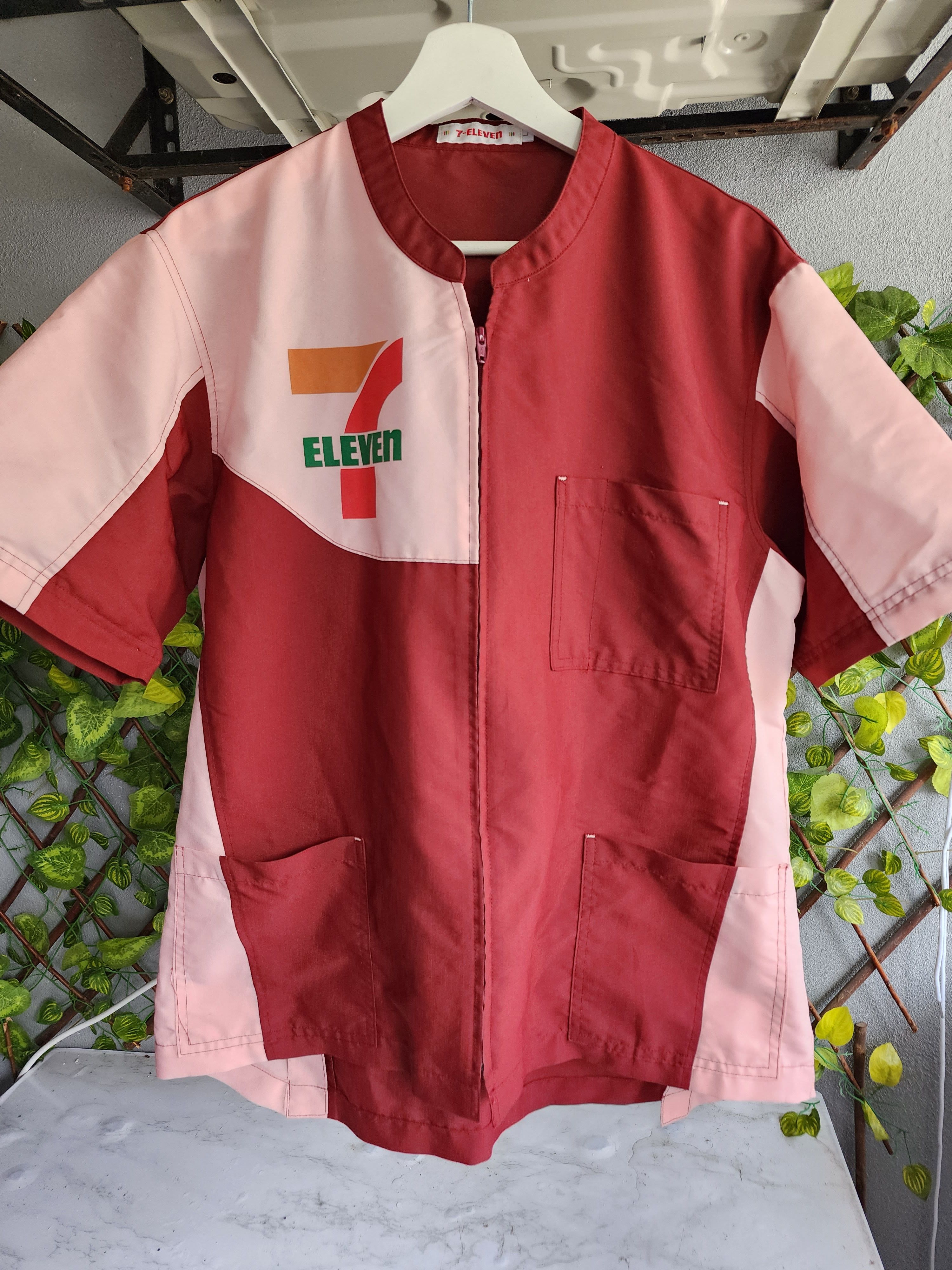 Japanese Brand Vintage 7 Eleven Graphic Logo Short Sleeve Size US L / EU 52-54 / 3 - 6 Thumbnail