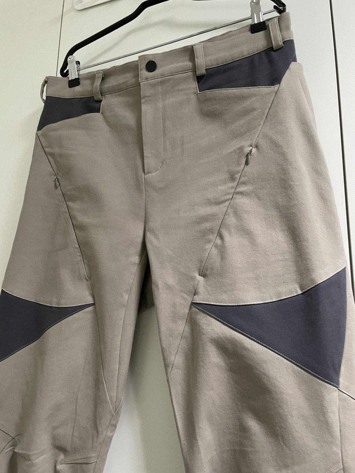 CMMAWEAR Calathea Curved-Seam Trousers in Pearl Grey Size Large 
