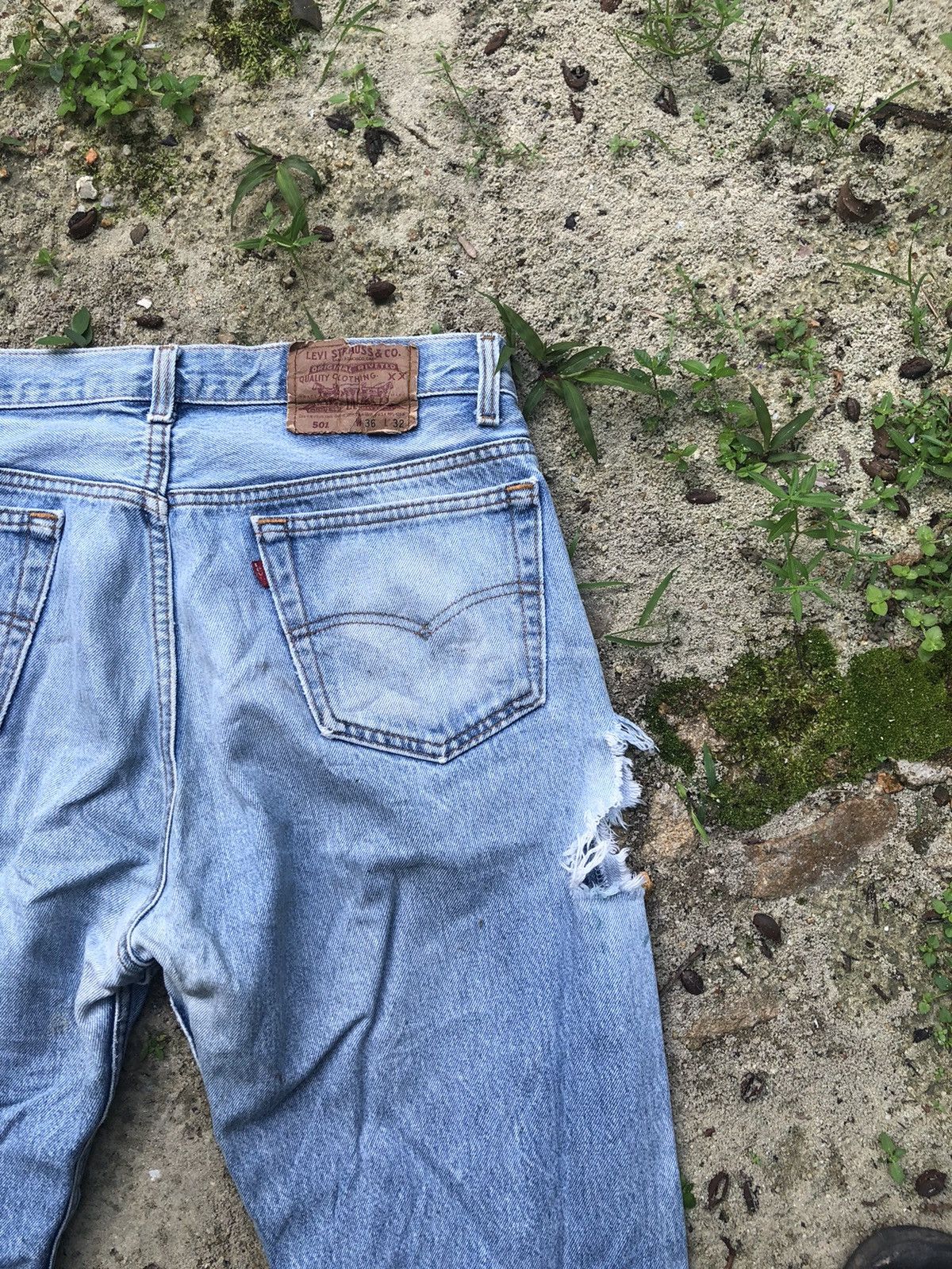 Beauty Beast × Levi's Vintage 80s / 90s Levis’s 501 ripped jeans Size US 35 - 7 Thumbnail