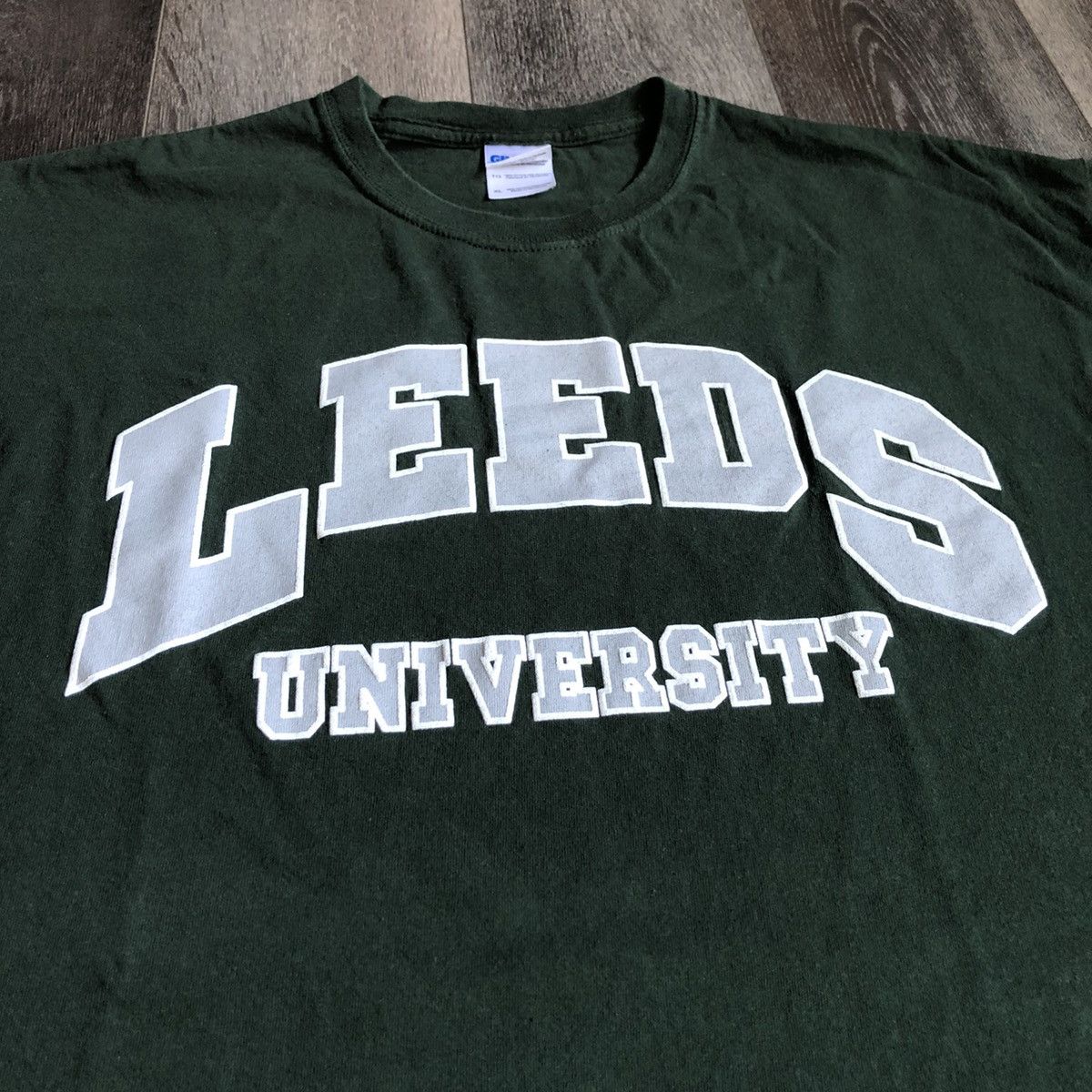 Vintage Vintage 2000s University of Leeds College Varsity Logo Tee Size US XL / EU 56 / 4 - 1 Thumbnail