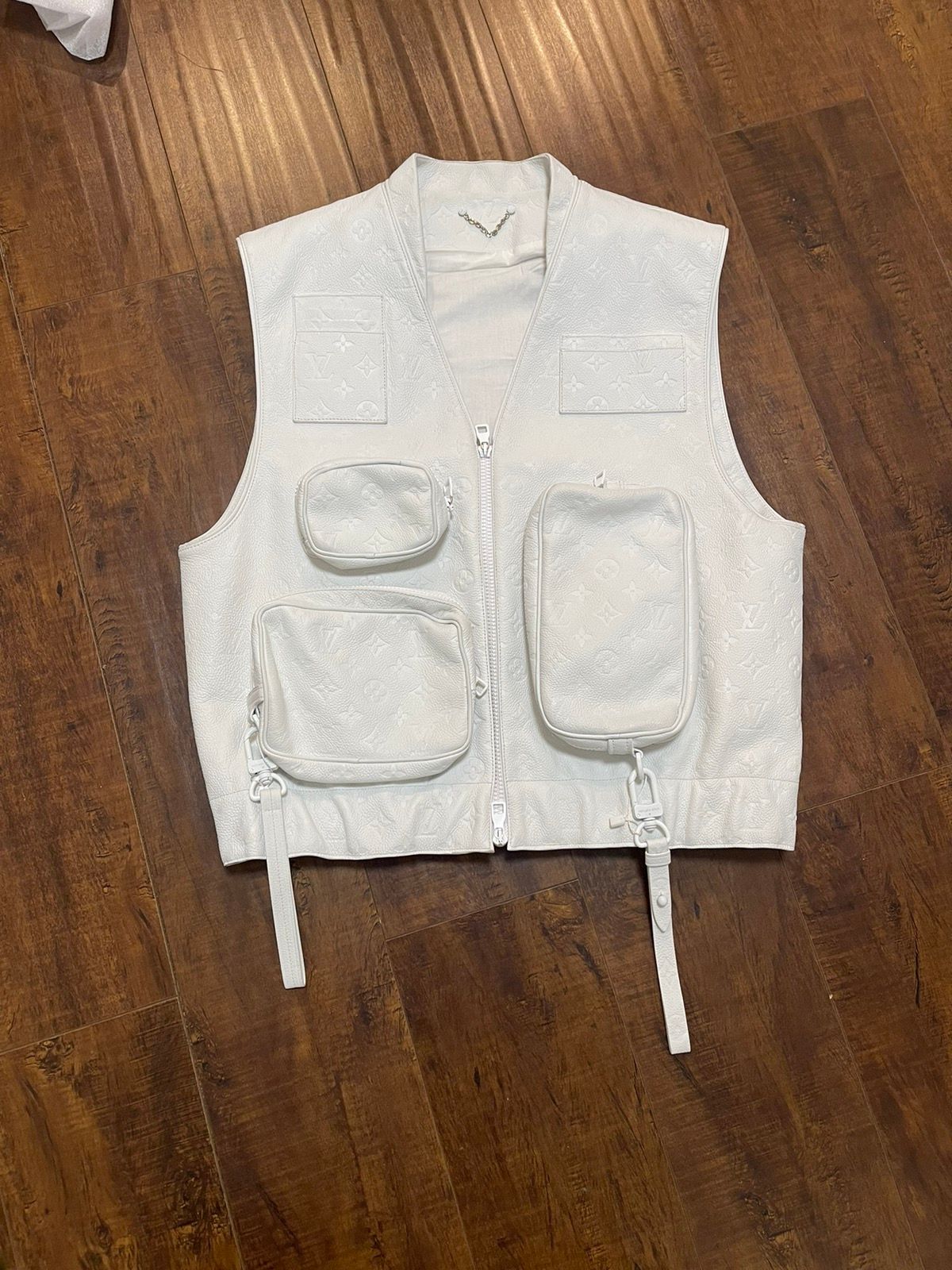 Leather vest Louis Vuitton White size S International in Leather