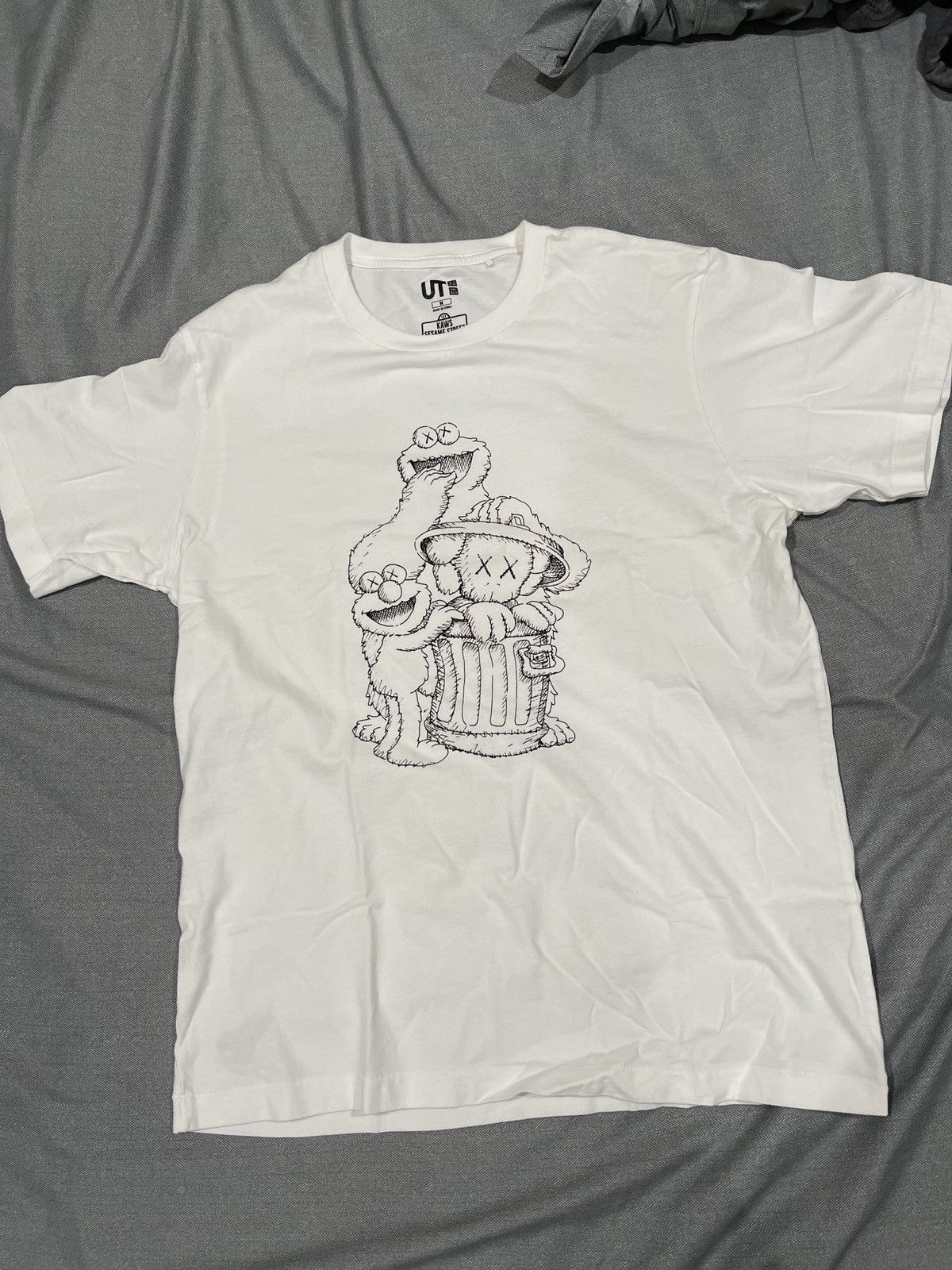 Kaws × Uniqlo Kaws x Sesame Street Collab Size US M / EU 48-50 / 2 - 1 Thumbnail