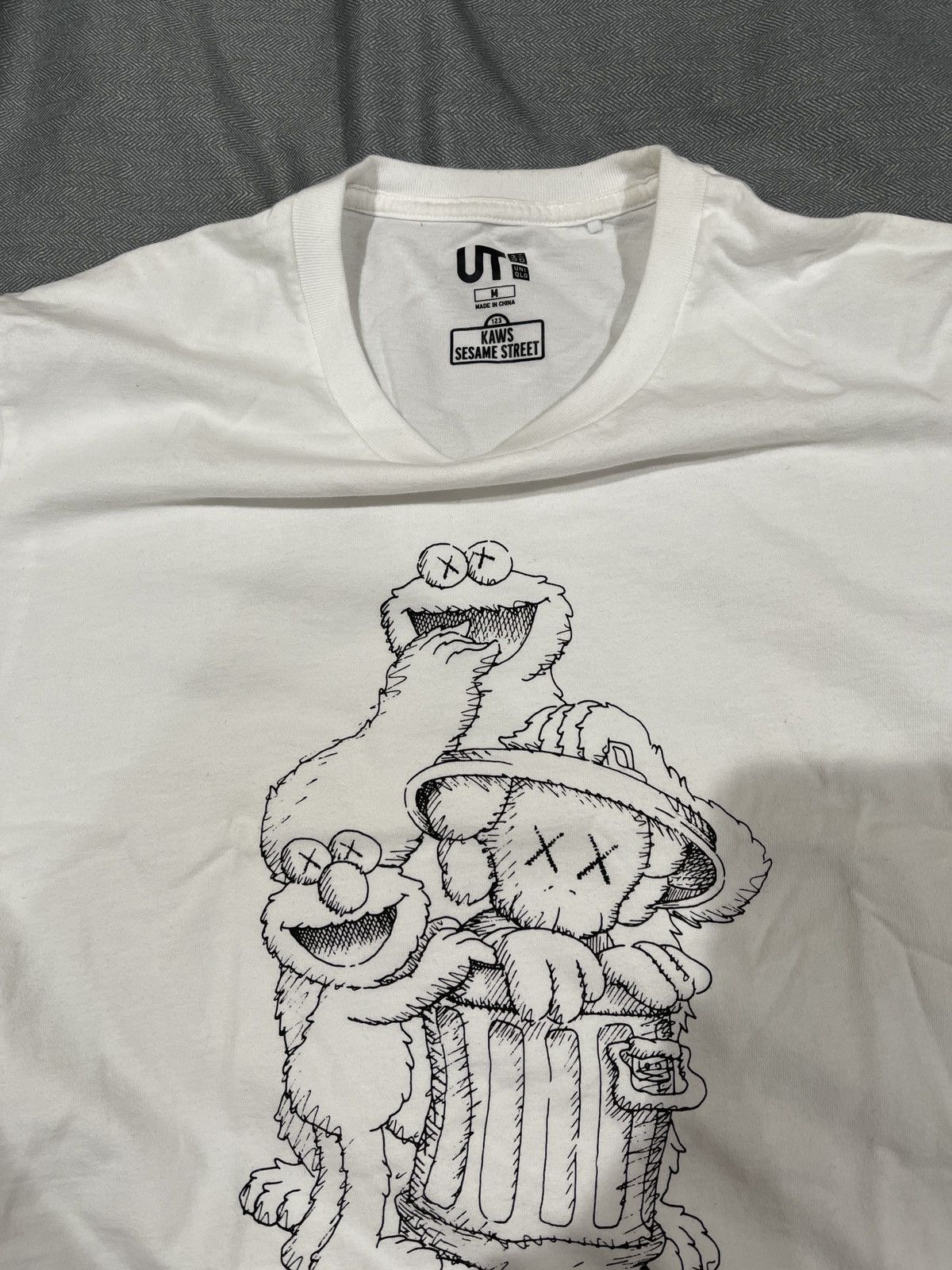 Kaws × Uniqlo Kaws x Sesame Street Collab Size US M / EU 48-50 / 2 - 2 Thumbnail
