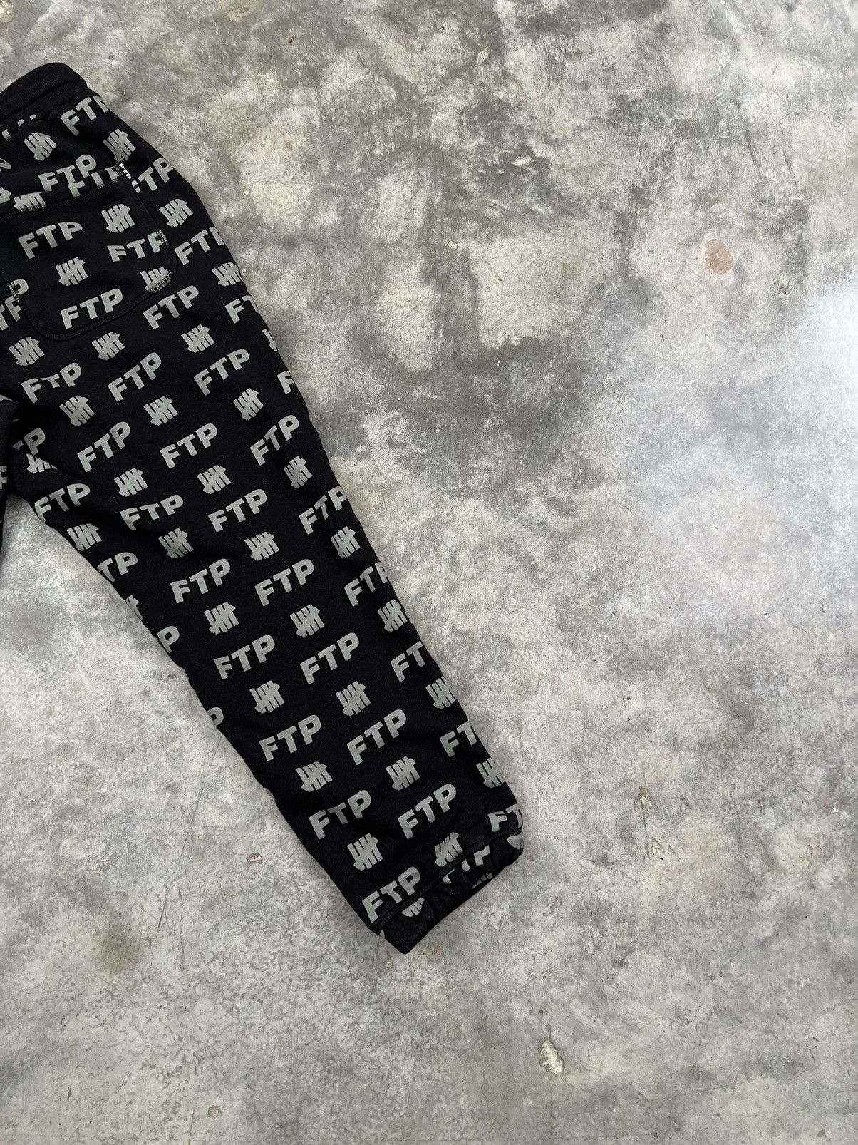 Fuck The Population × Undefeated Fuck The Population x Undefeated Logo Sweatpants / Joggers Size US 32 / EU 48 - 3 Thumbnail