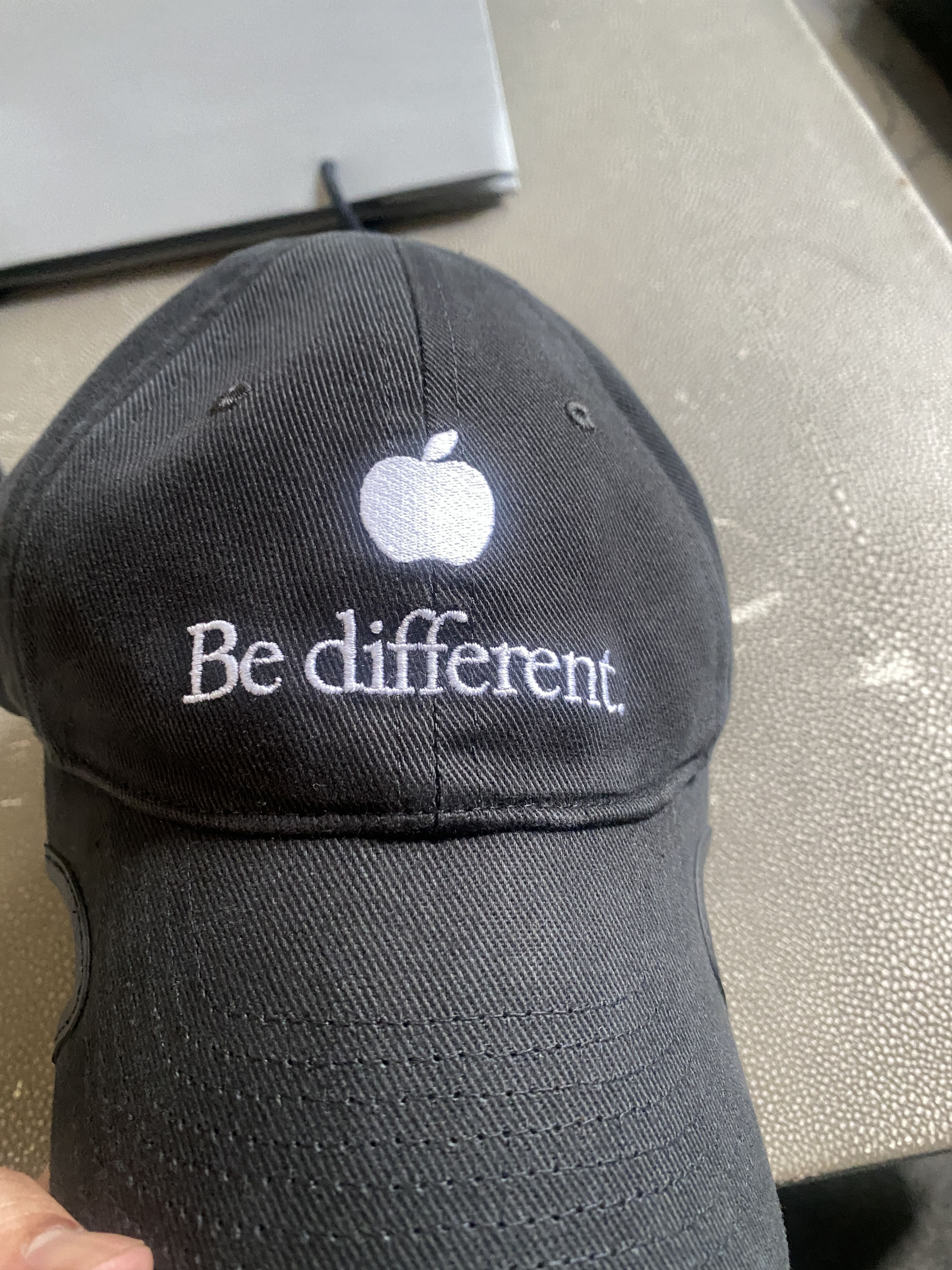 購入前に質問お願いしますBalenciaga Be Different Apple Logo Cap