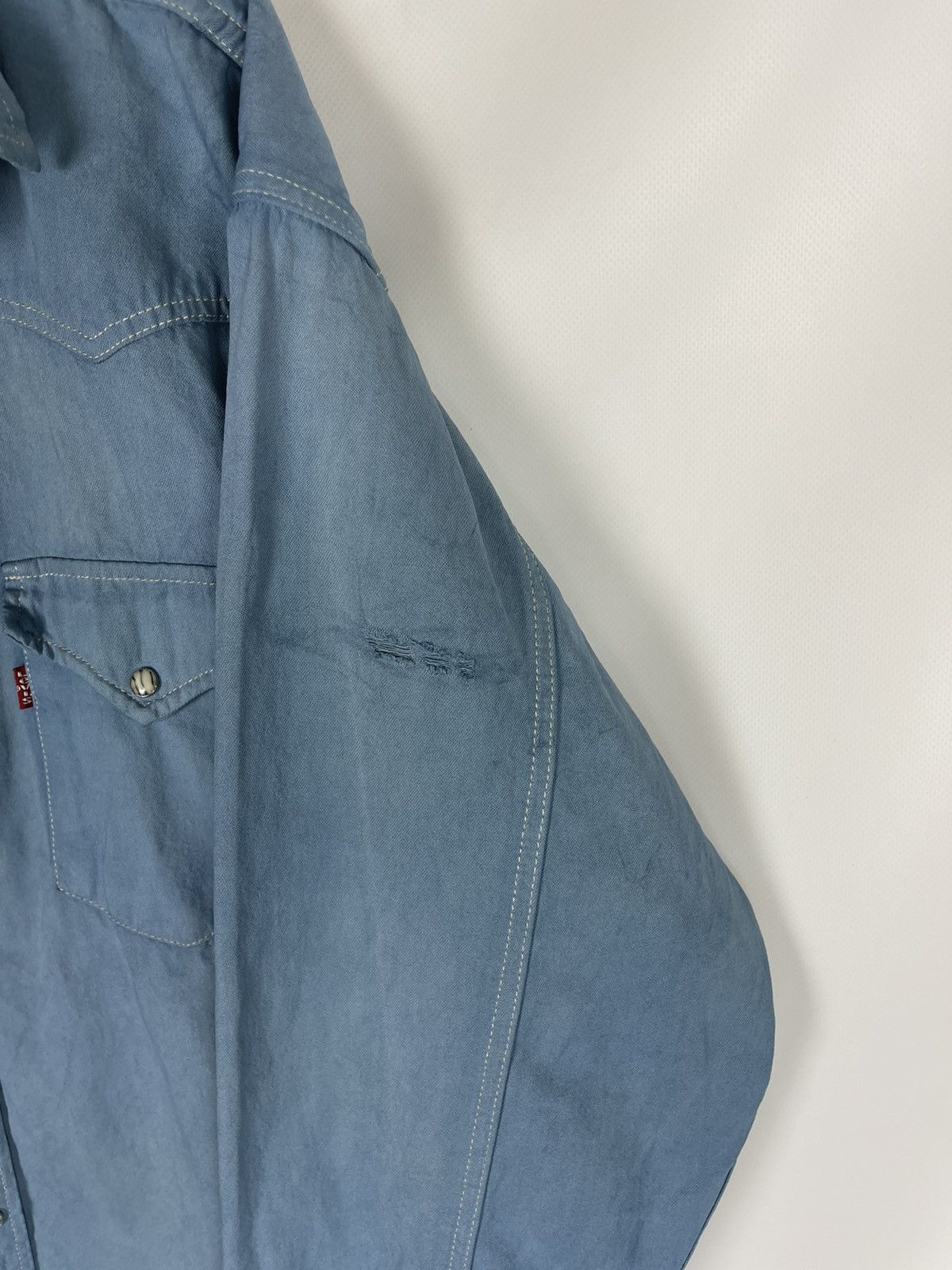 Levi's Levi’s vintage 90s blue denim distressed oversized ls shirt Size US XL / EU 56 / 4 - 5 Thumbnail
