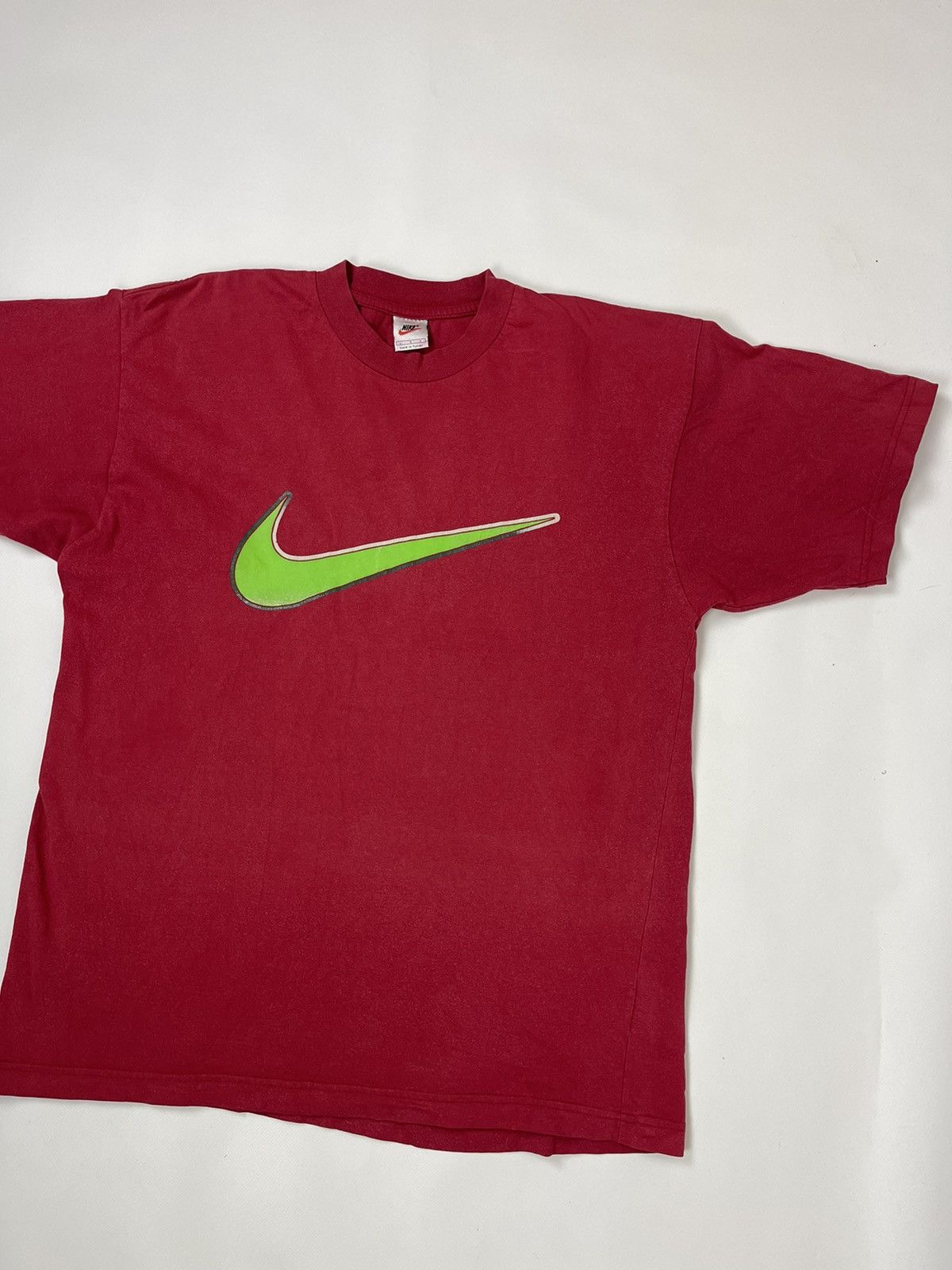 Nike Nike vintage 90s red big green swoosh logo tee shirt Size US L / EU 52-54 / 3 - 1 Thumbnail