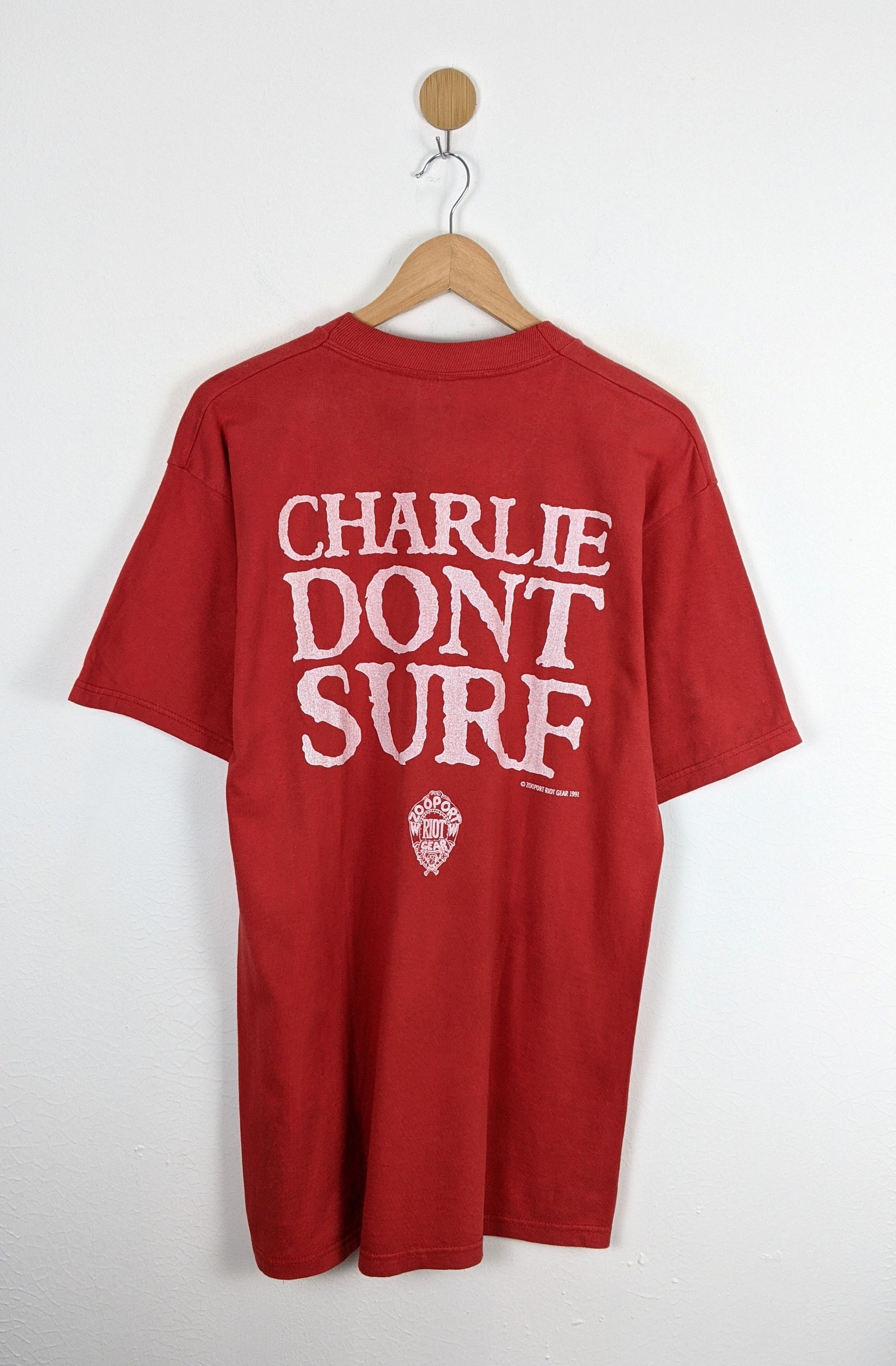 Vintage Vintage Charles Manson Charlie Don't Surf 90s shirt Size US L / EU 52-54 / 3 - 2 Thumbnail
