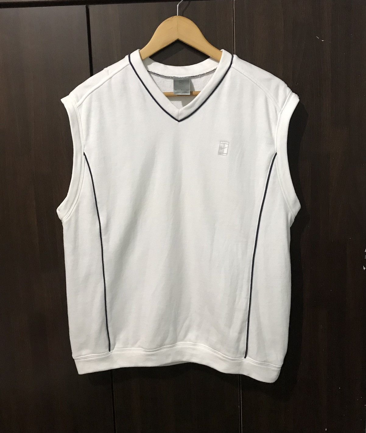 image of Nike Challenge Court Tennis Vest in White, Men's (Size Medium)