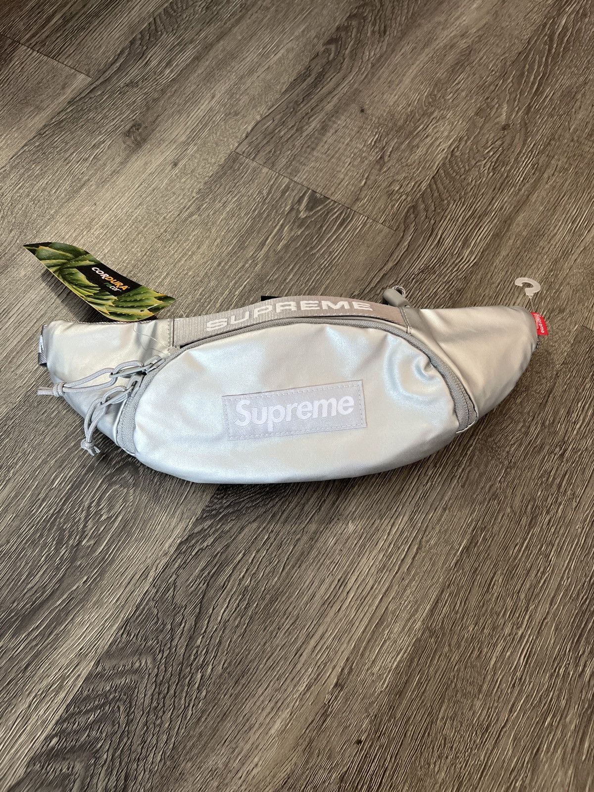 NWT SUPREME SMALL WAIST BAG SILVER FW22 SOLD OUT