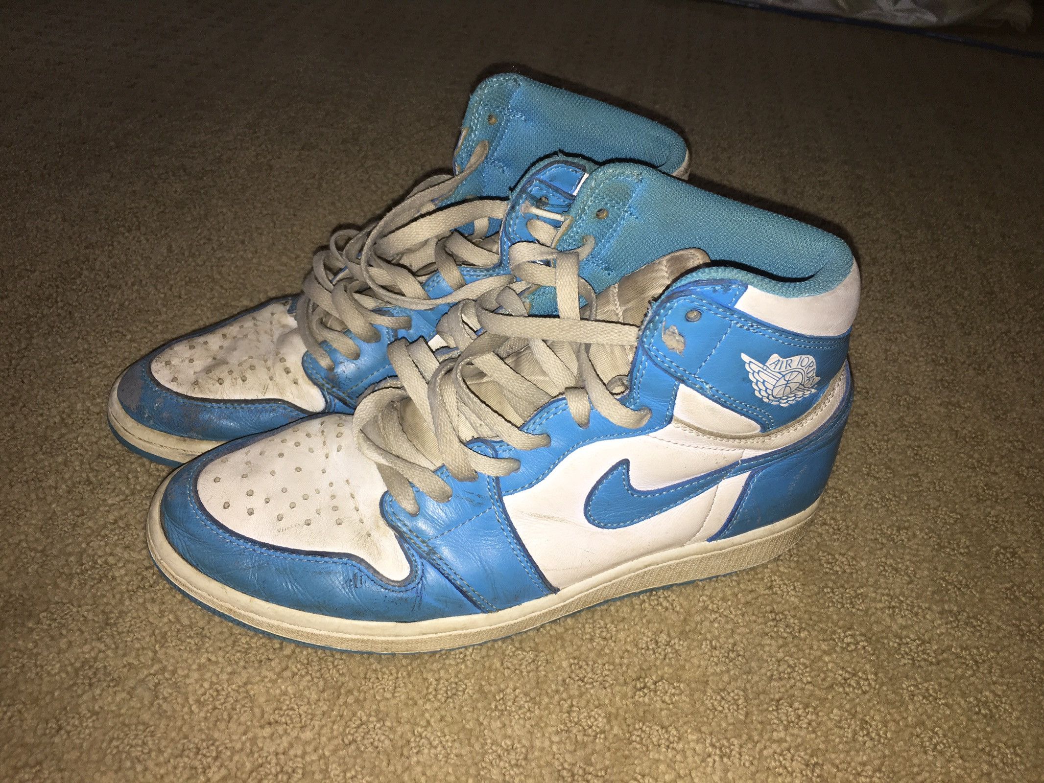 Beat up jordan 1s best sale