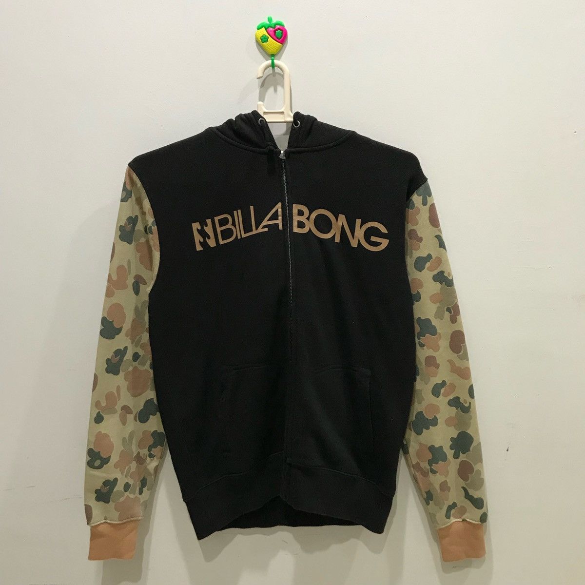 Billabong × Japanese Brand × Vintage BILLABONG Hoodie Big Spellout Size L Fits Size M Size US M / EU 48-50 / 2 - 1 Thumbnail