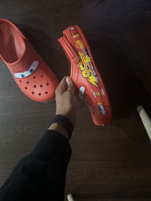 Lightning mcqueen best sale crocs size 13