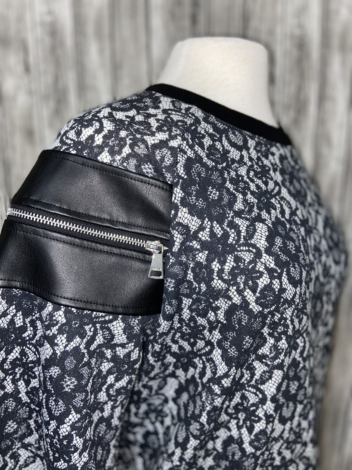 DKNY NWT DKNY Sweatshirt Graphic Arm Zippers & Patches Size S Size S / US 4 / IT 40 - 5 Thumbnail