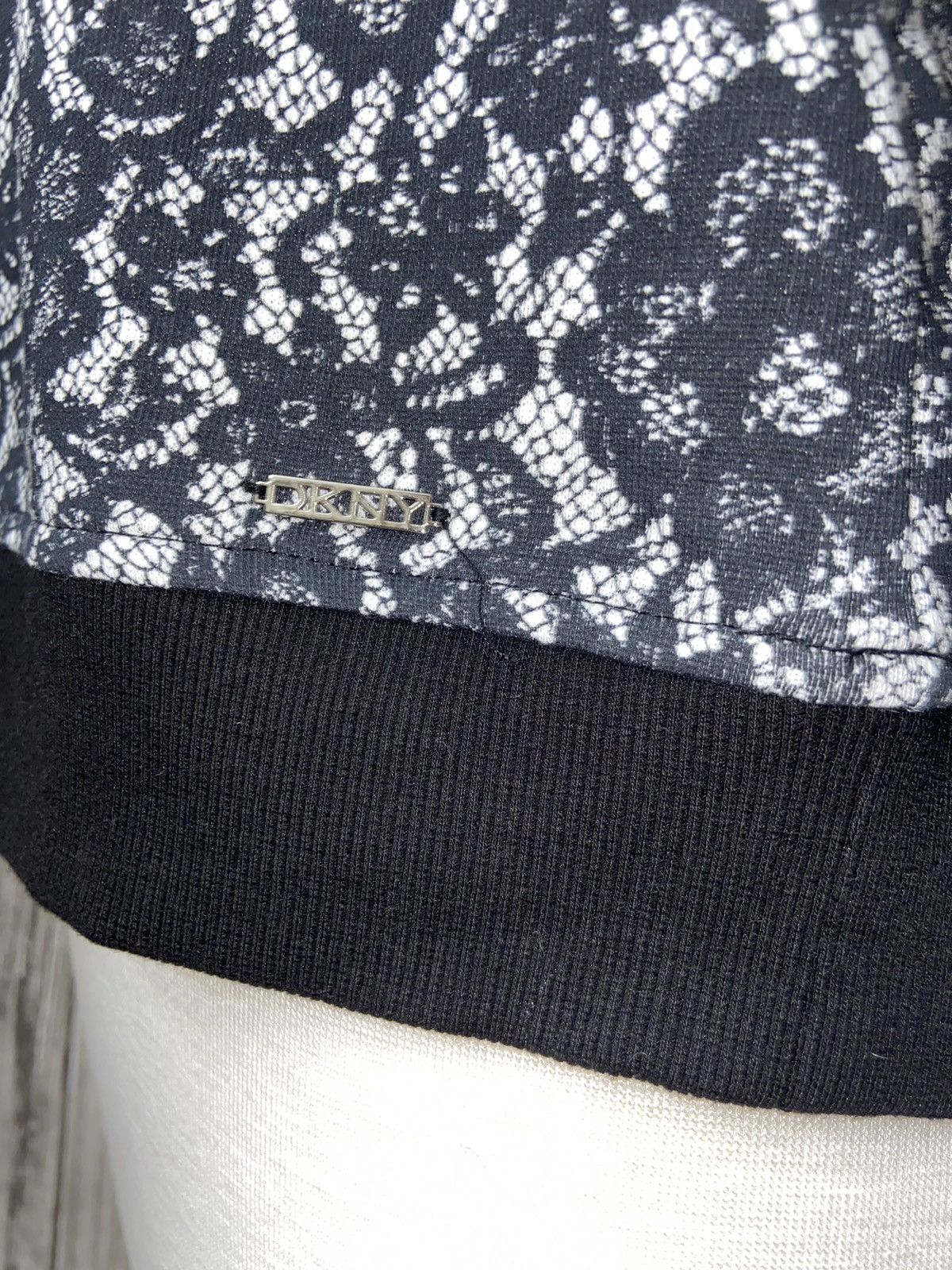 DKNY NWT DKNY Sweatshirt Graphic Arm Zippers & Patches Size S Size S / US 4 / IT 40 - 6 Thumbnail