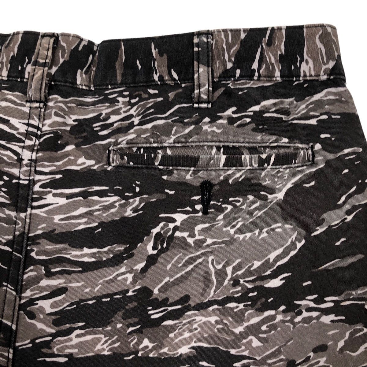 Beams Plus Made in Japan) Beams Tiger Camo Cargo Shorts Size US 32 / EU 48 - 6 Thumbnail