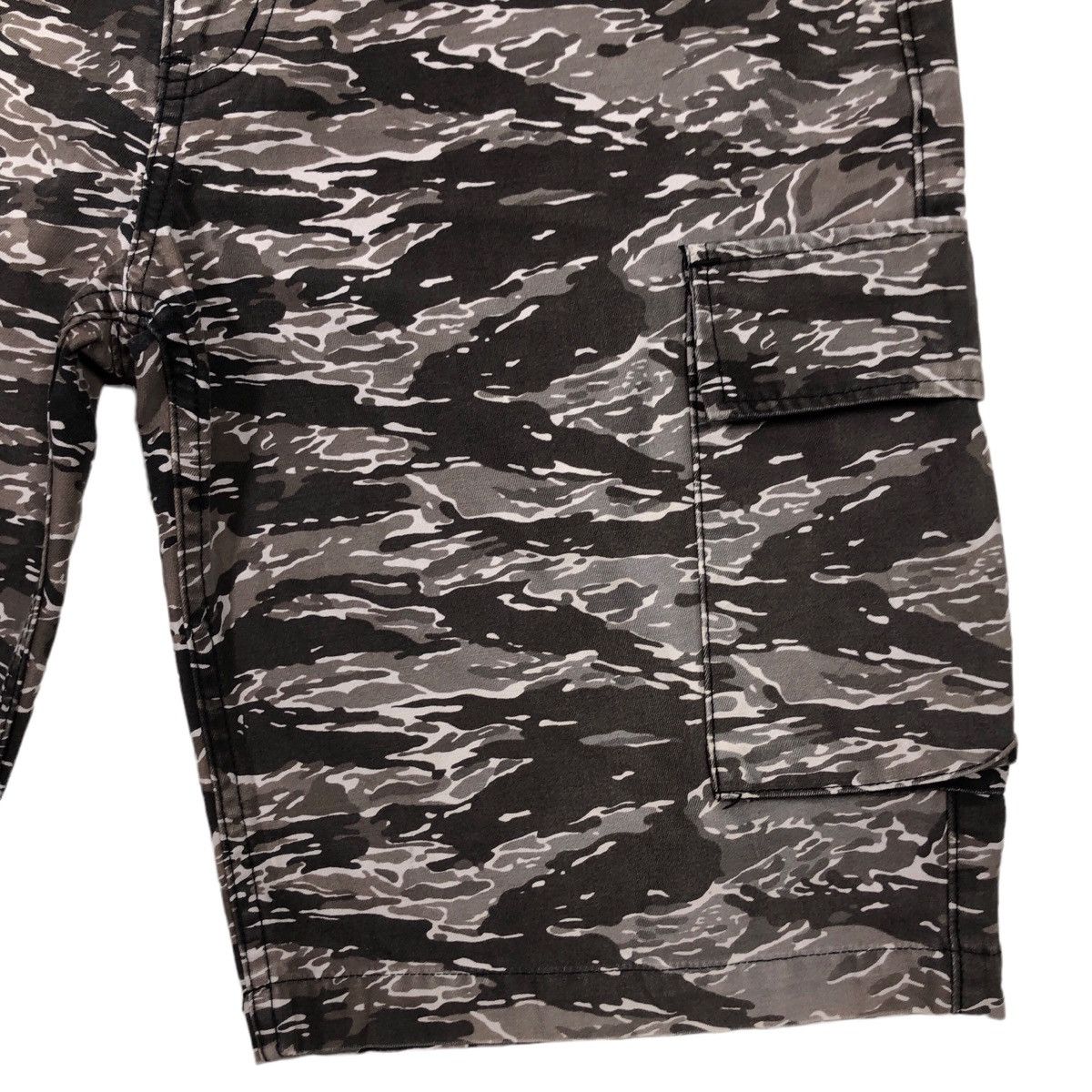 Beams Plus Made in Japan) Beams Tiger Camo Cargo Shorts Size US 32 / EU 48 - 3 Thumbnail