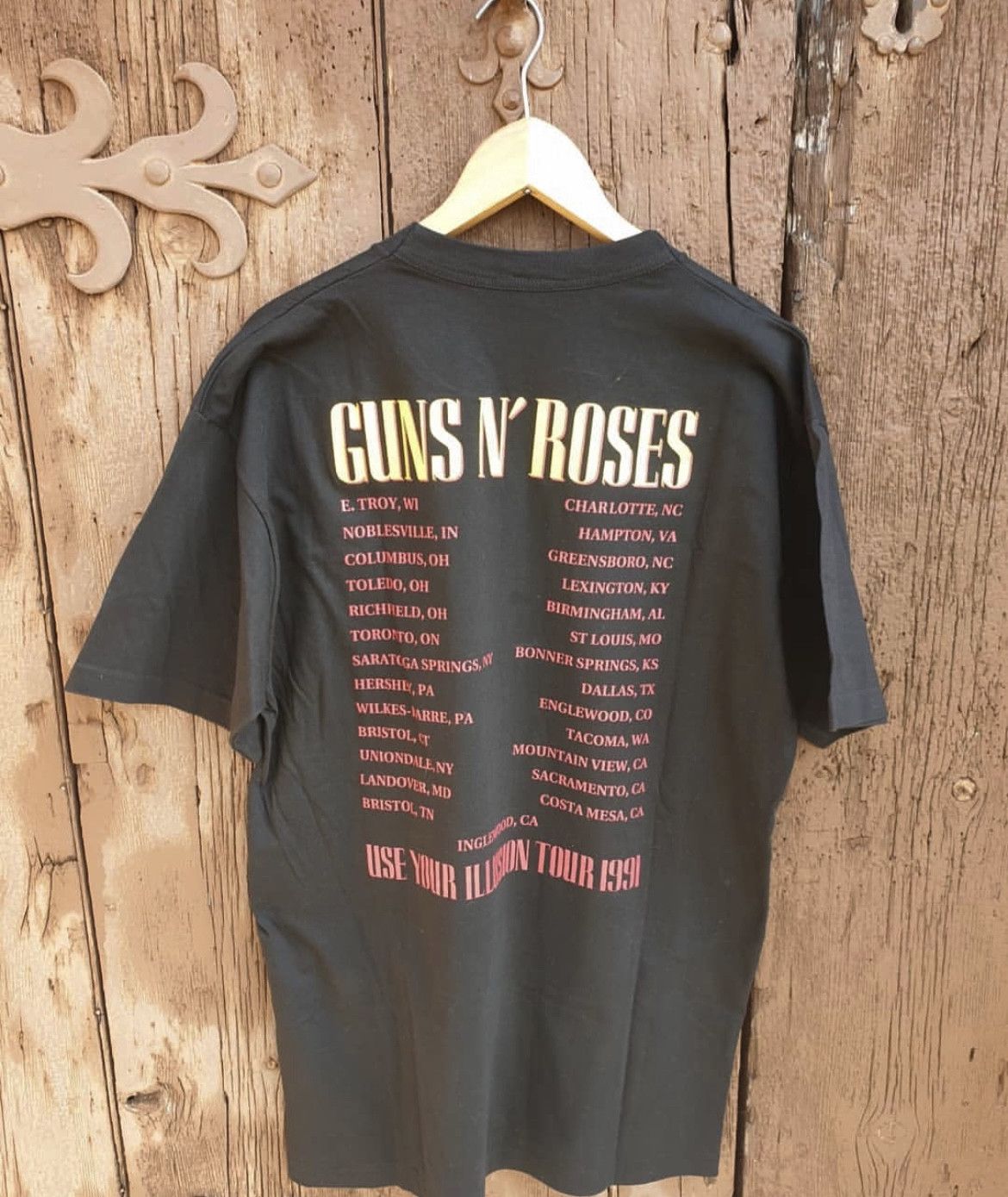 Band Tees × Guns N' Roses × Vintage Vintage Guns N' Roses 1991 Use your illusion tour tee Size US XL / EU 56 / 4 - 5 Thumbnail