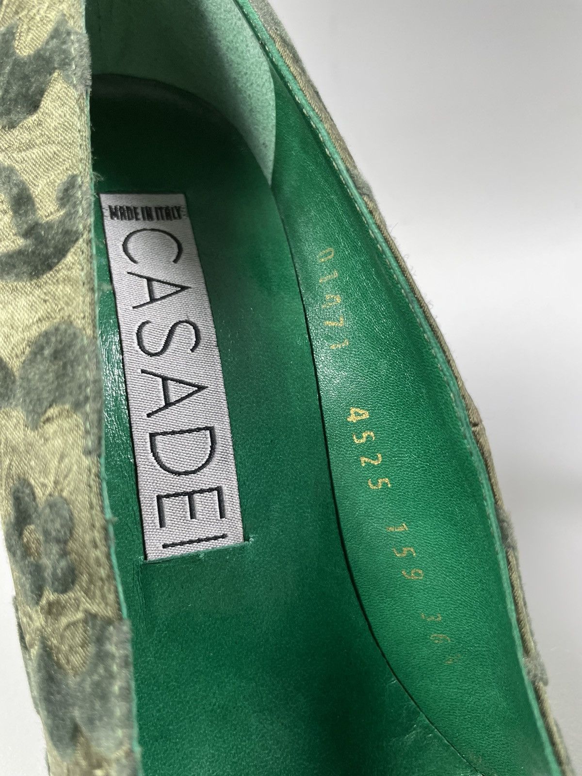 Casedei Casadei Velour Engraved Heels size 36,5 Size US 6.5 / IT 36.5 - 6 Thumbnail