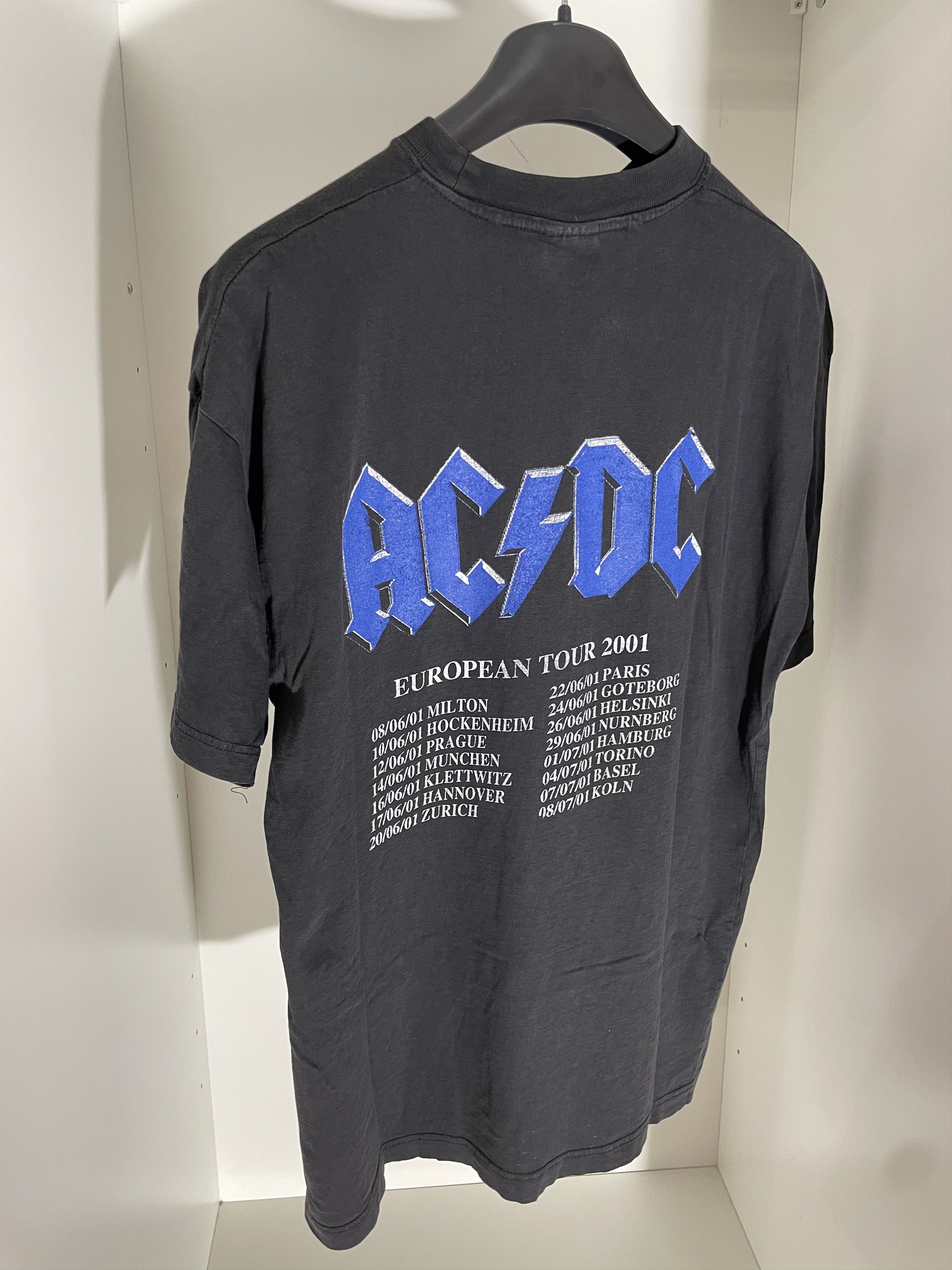 AC/DC Vintage Acdc 2001 European tour tee Size US L / EU 52-54 / 3 - 4 Thumbnail
