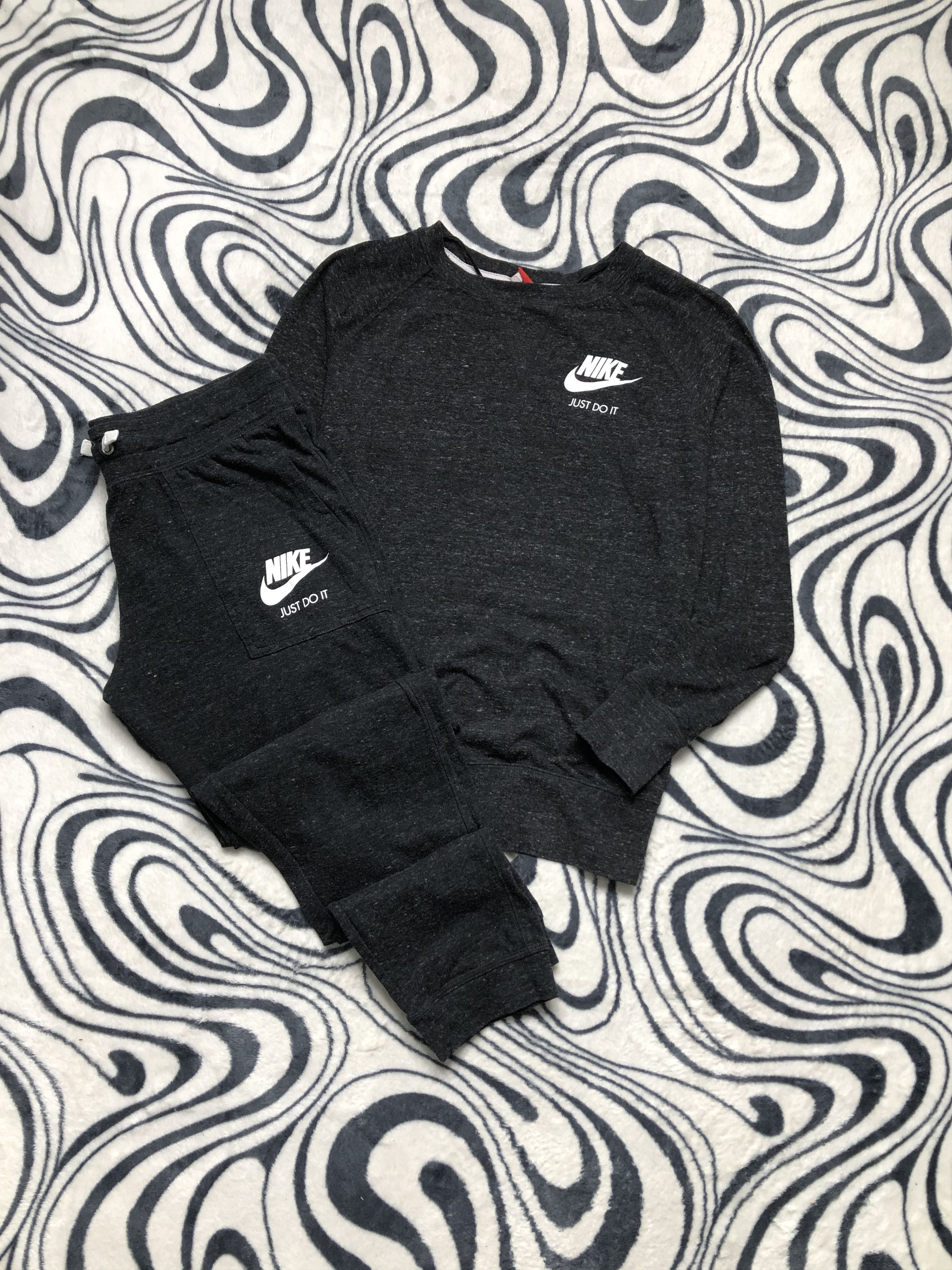 Nike Nike WMNS Suit Sweatshirt + Pants Size US L / EU 52-54 / 3 - 1 Thumbnail