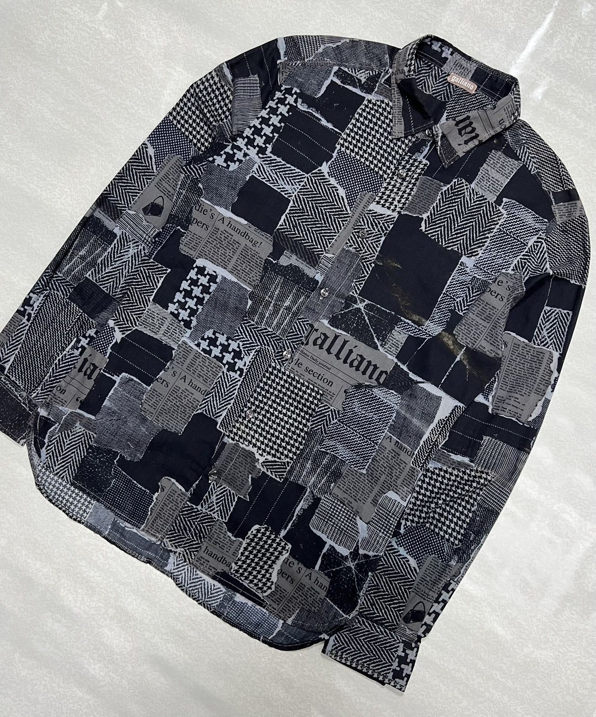 John Galliano Patchwork Newspaper Gazette Full Print Button-Up Shirt Size US S / EU 44-46 / 1 - 3 Thumbnail