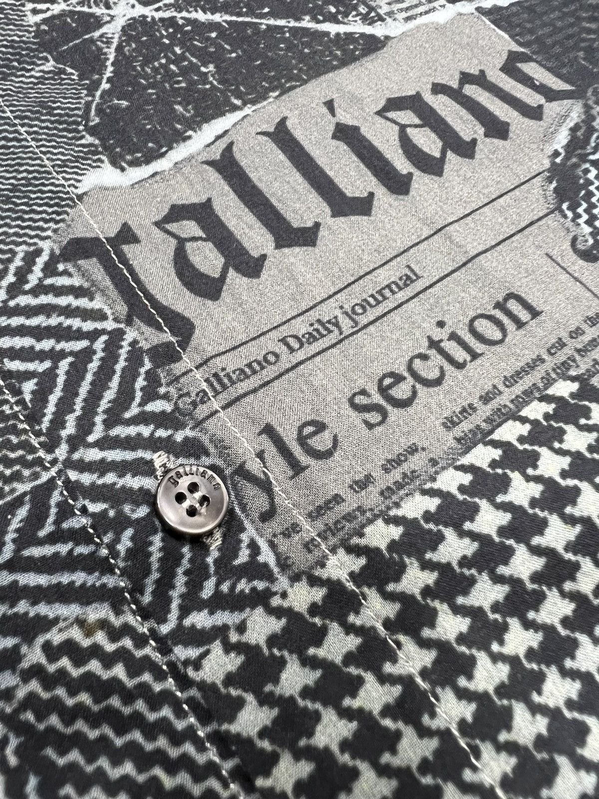 John Galliano Patchwork Newspaper Gazette Full Print Button-Up Shirt Size US S / EU 44-46 / 1 - 11 Thumbnail
