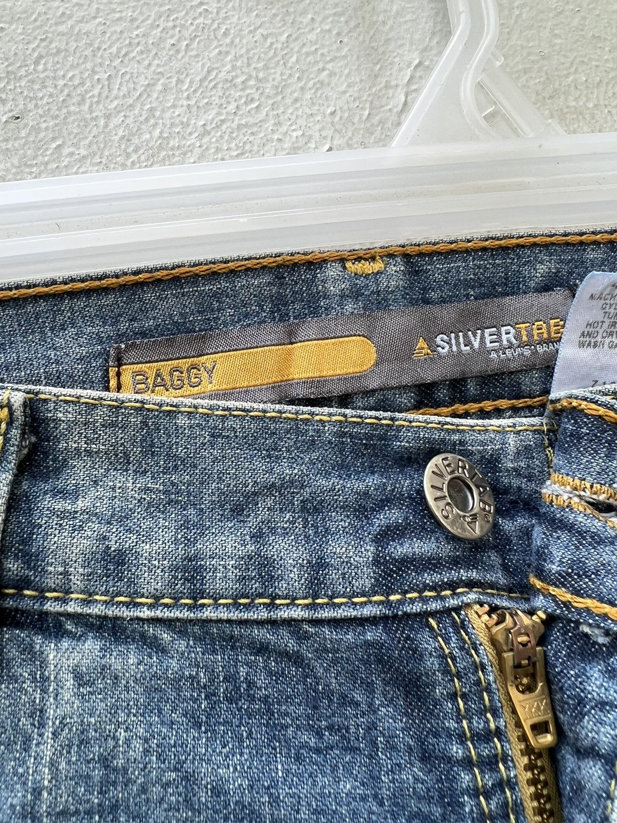 Levi's × Vintage Vintage 2004 Levi’s Silvertab Faded Denim Baggy Jeans Size US 33 - 8 Thumbnail