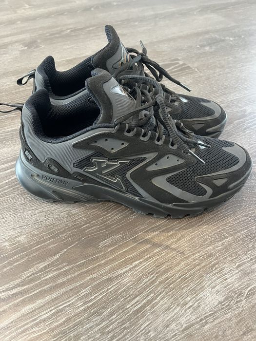 LOUIS VUITTON LV Runner Tatic Sneaker Grey. Size 9