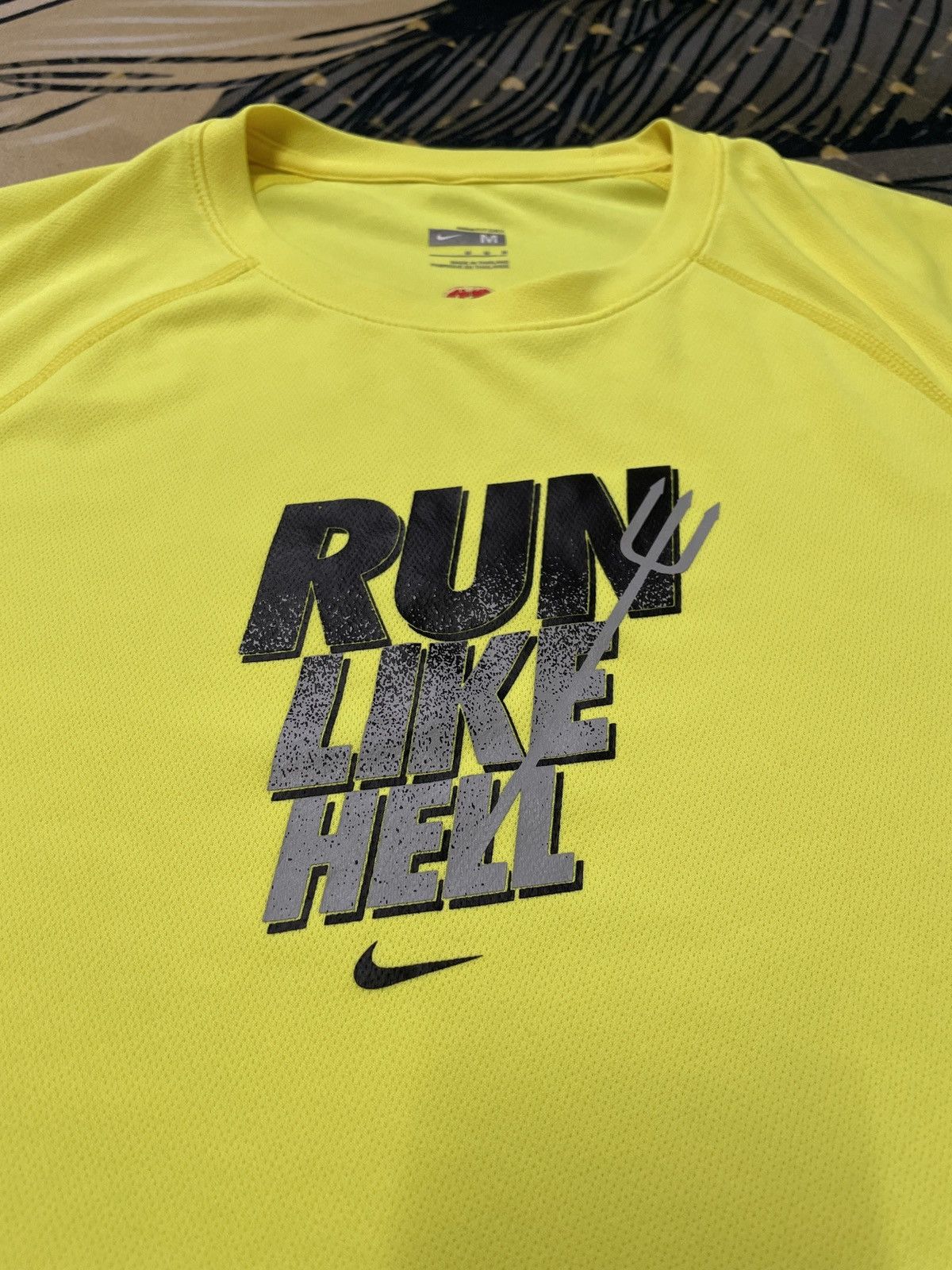 Nike × Vintage Vintage Nike Run Like Hell 2009 Neon Size US M / EU 48-50 / 2 - 2 Thumbnail