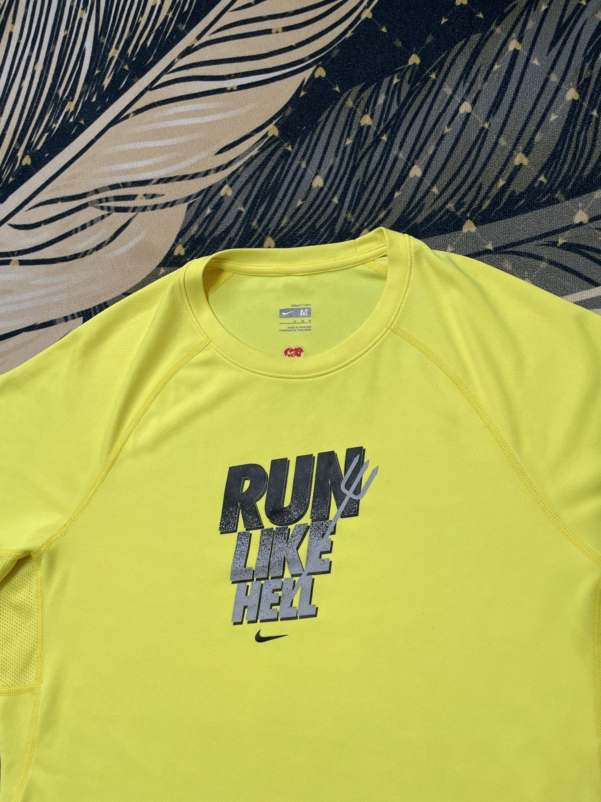 Nike × Vintage Vintage Nike Run Like Hell 2009 Neon Size US M / EU 48-50 / 2 - 5 Thumbnail