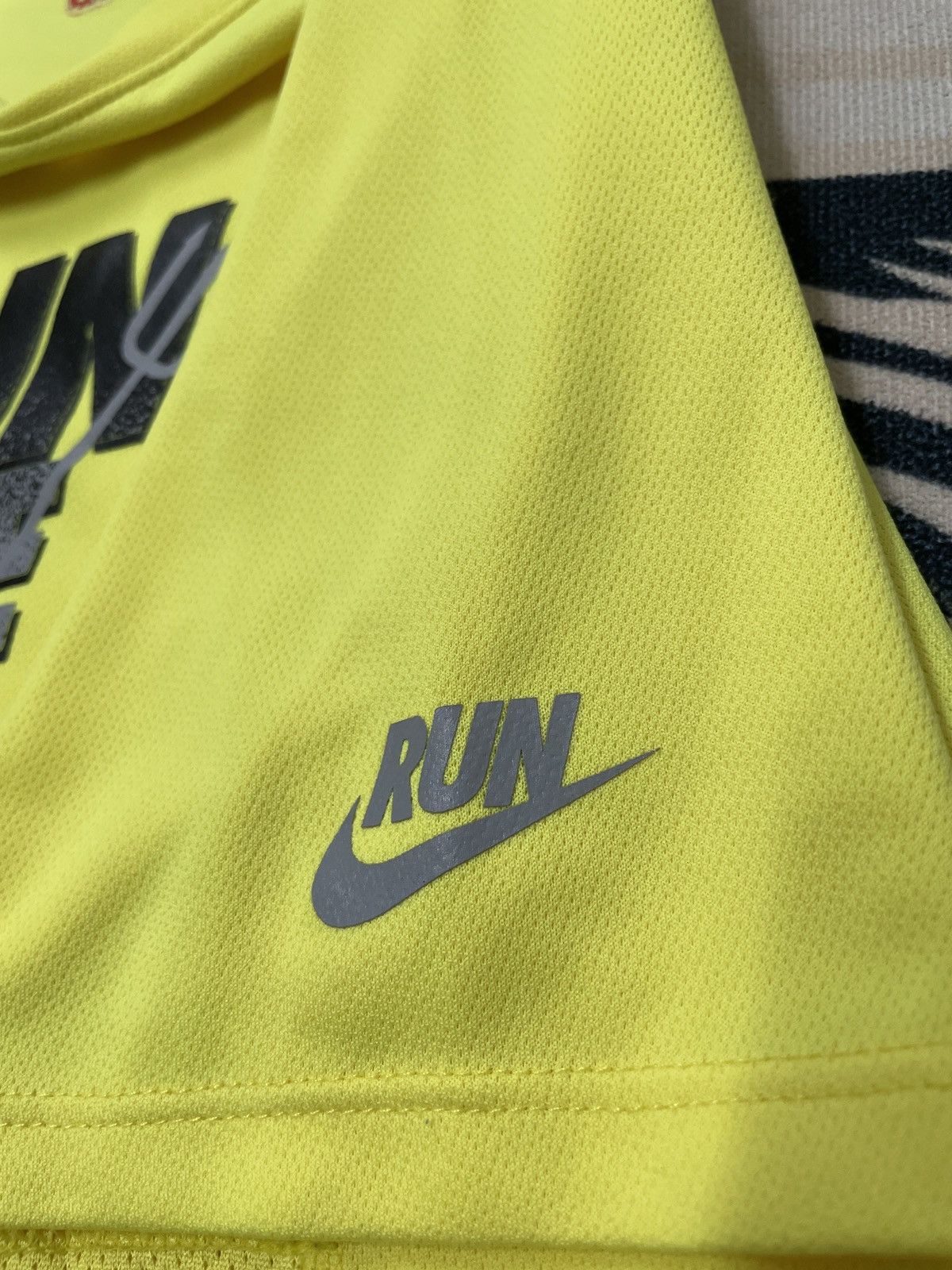 Nike × Vintage Vintage Nike Run Like Hell 2009 Neon Size US M / EU 48-50 / 2 - 4 Thumbnail