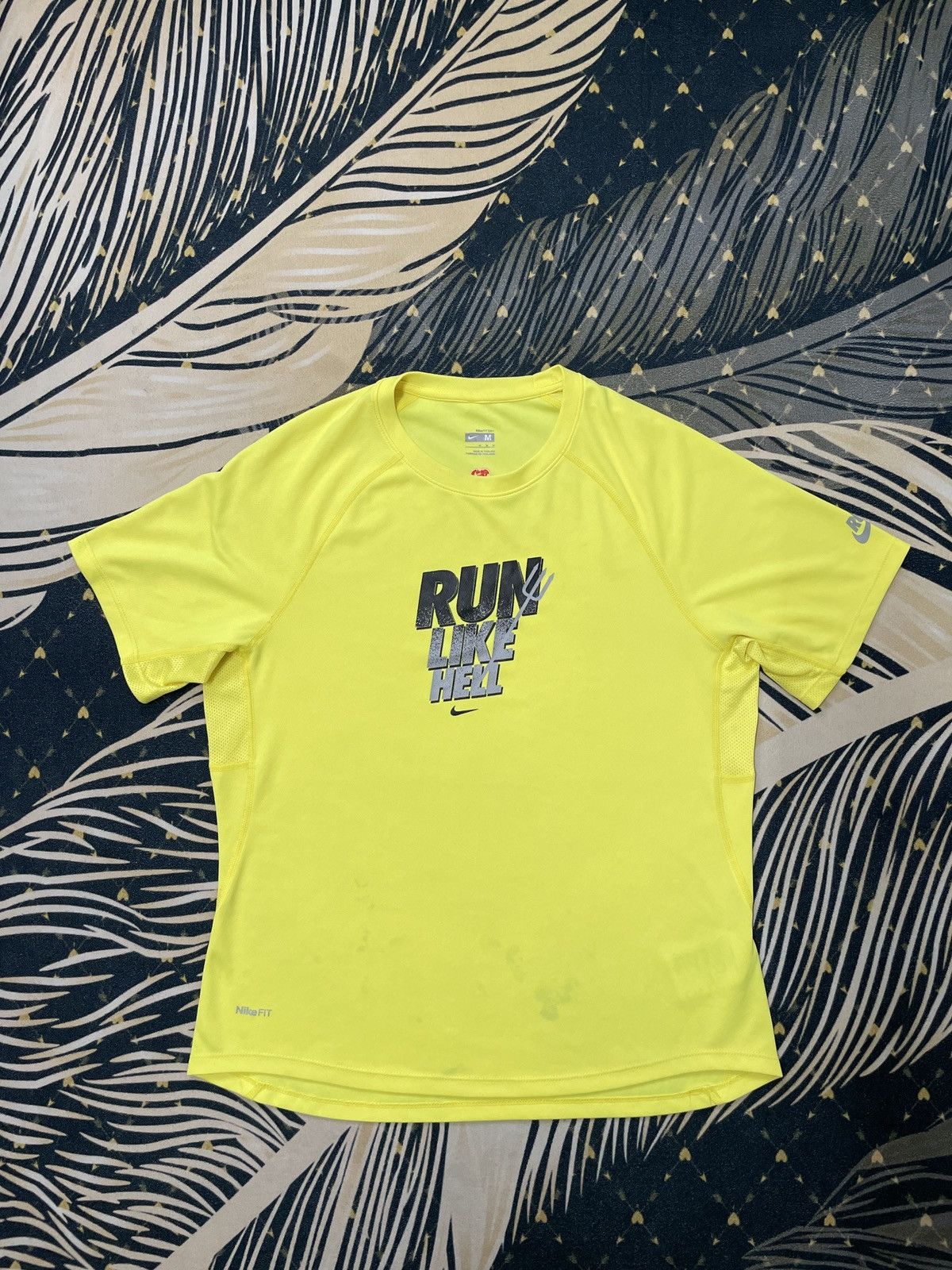 Nike × Vintage Vintage Nike Run Like Hell 2009 Neon Size US M / EU 48-50 / 2 - 1 Thumbnail