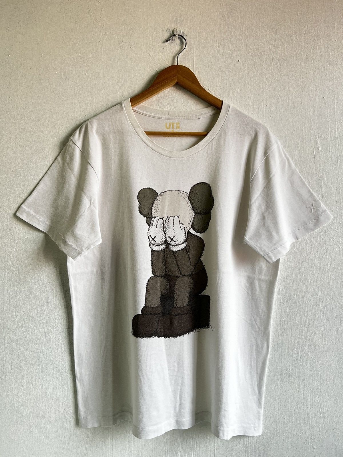 Kaws × Uniqlo UNIQLO X KAWS PASSING THROUGH TEE Size US L / EU 52-54 / 3 - 1 Thumbnail