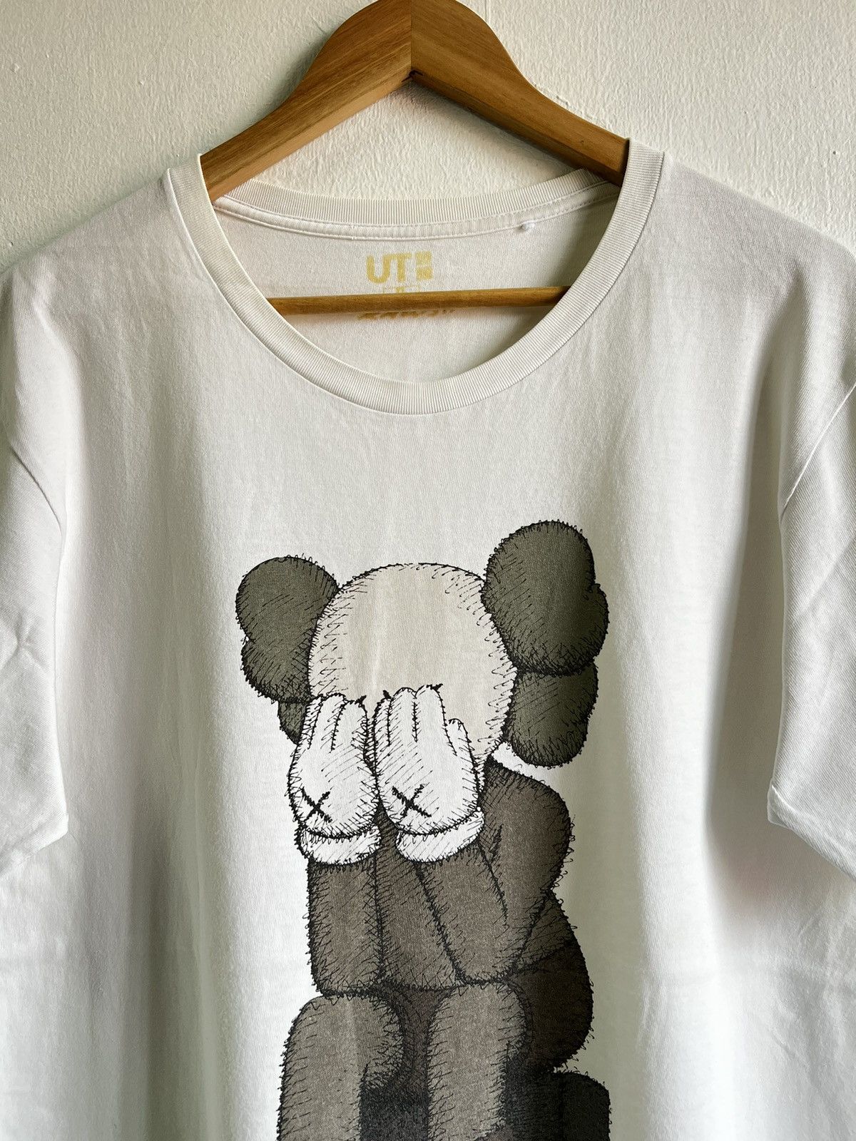 Kaws × Uniqlo UNIQLO X KAWS PASSING THROUGH TEE Size US L / EU 52-54 / 3 - 2 Thumbnail