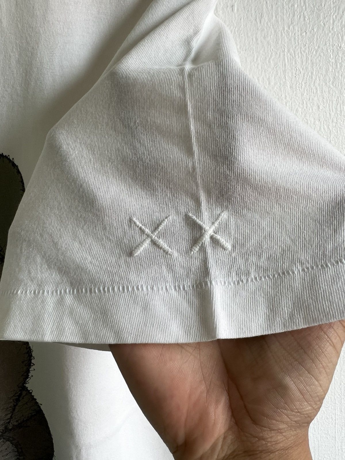 Kaws × Uniqlo UNIQLO X KAWS PASSING THROUGH TEE Size US L / EU 52-54 / 3 - 4 Thumbnail