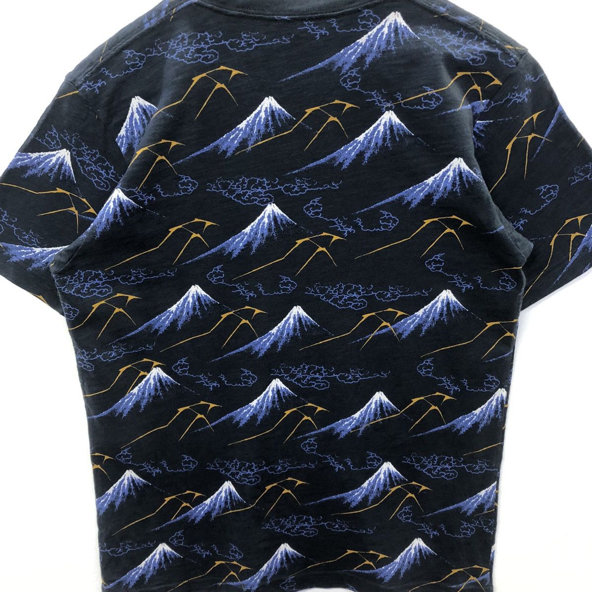 Uniqlo Uniqlo X Hokusai Blue Japanese Art Fullprint Tshirt Size US M / EU 48-50 / 2 - 7 Thumbnail