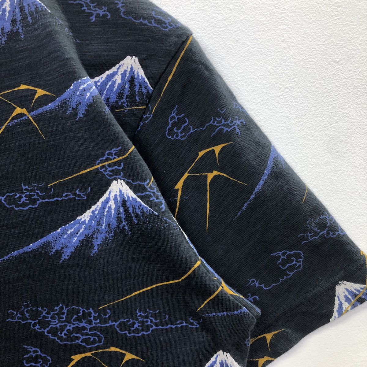 Uniqlo Uniqlo X Hokusai Blue Japanese Art Fullprint Tshirt Size US M / EU 48-50 / 2 - 5 Thumbnail