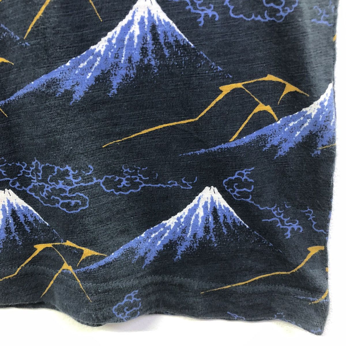 Uniqlo Uniqlo X Hokusai Blue Japanese Art Fullprint Tshirt Size US M / EU 48-50 / 2 - 6 Thumbnail