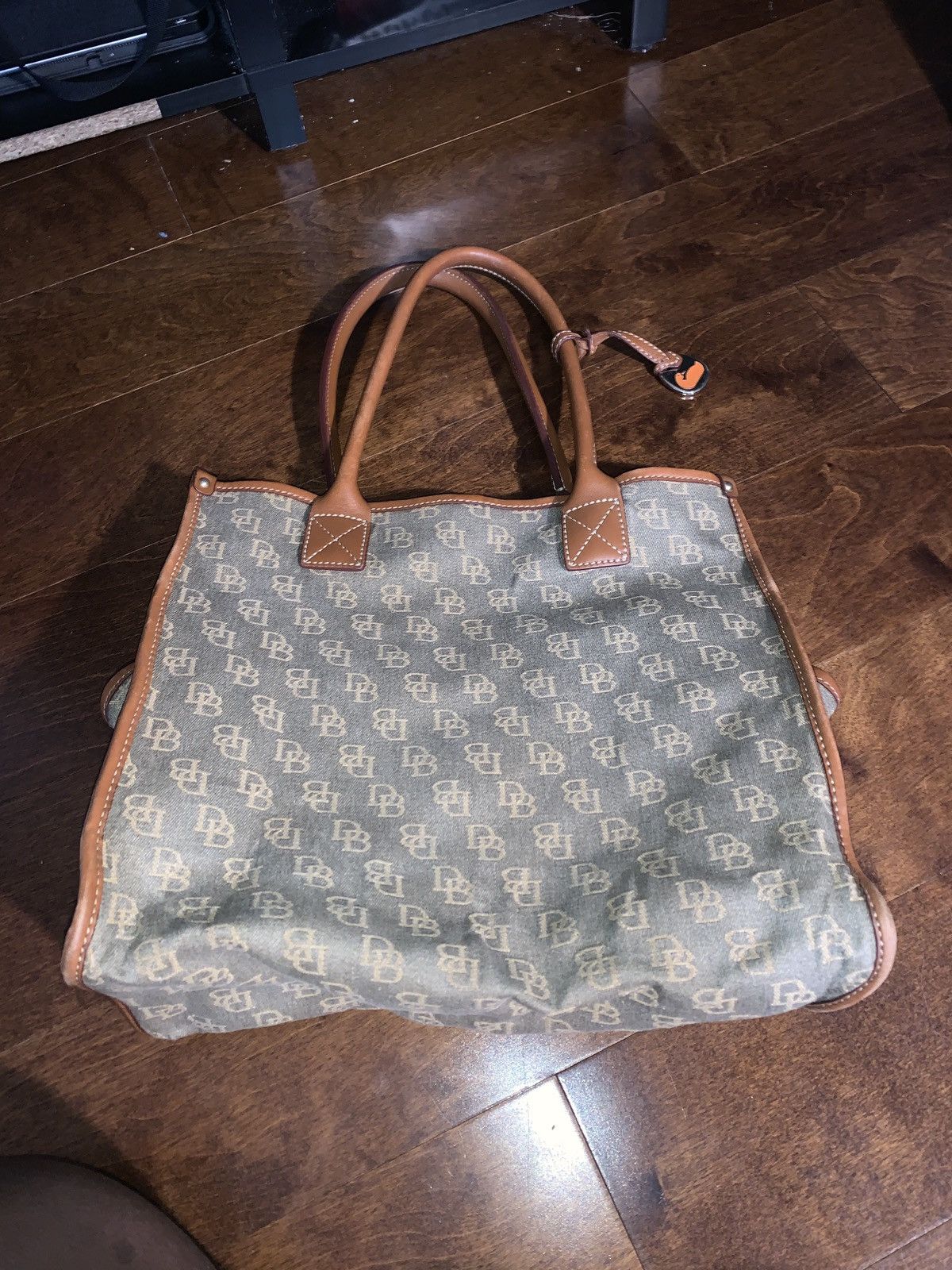 Sac Bandoulière Dooney & Bourke Beige Doré – Style Wristlet En Autruche – Occasion