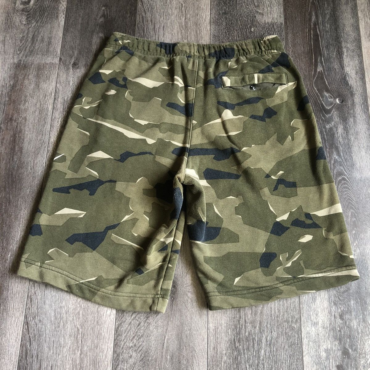 Nike Vintage Nike Big Logo Swoosh Camo Print Sweat Shorts Size M Size US 32 / EU 48 - 2 Thumbnail
