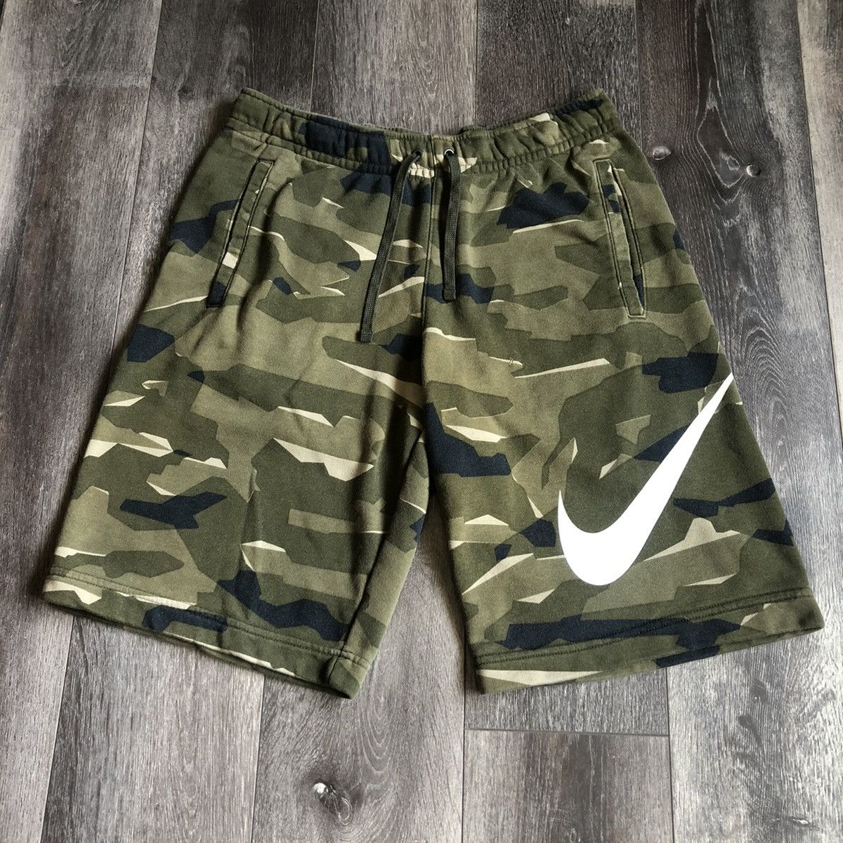 Nike Vintage Nike Big Logo Swoosh Camo Print Sweat Shorts Size M Size US 32 / EU 48 - 1 Thumbnail